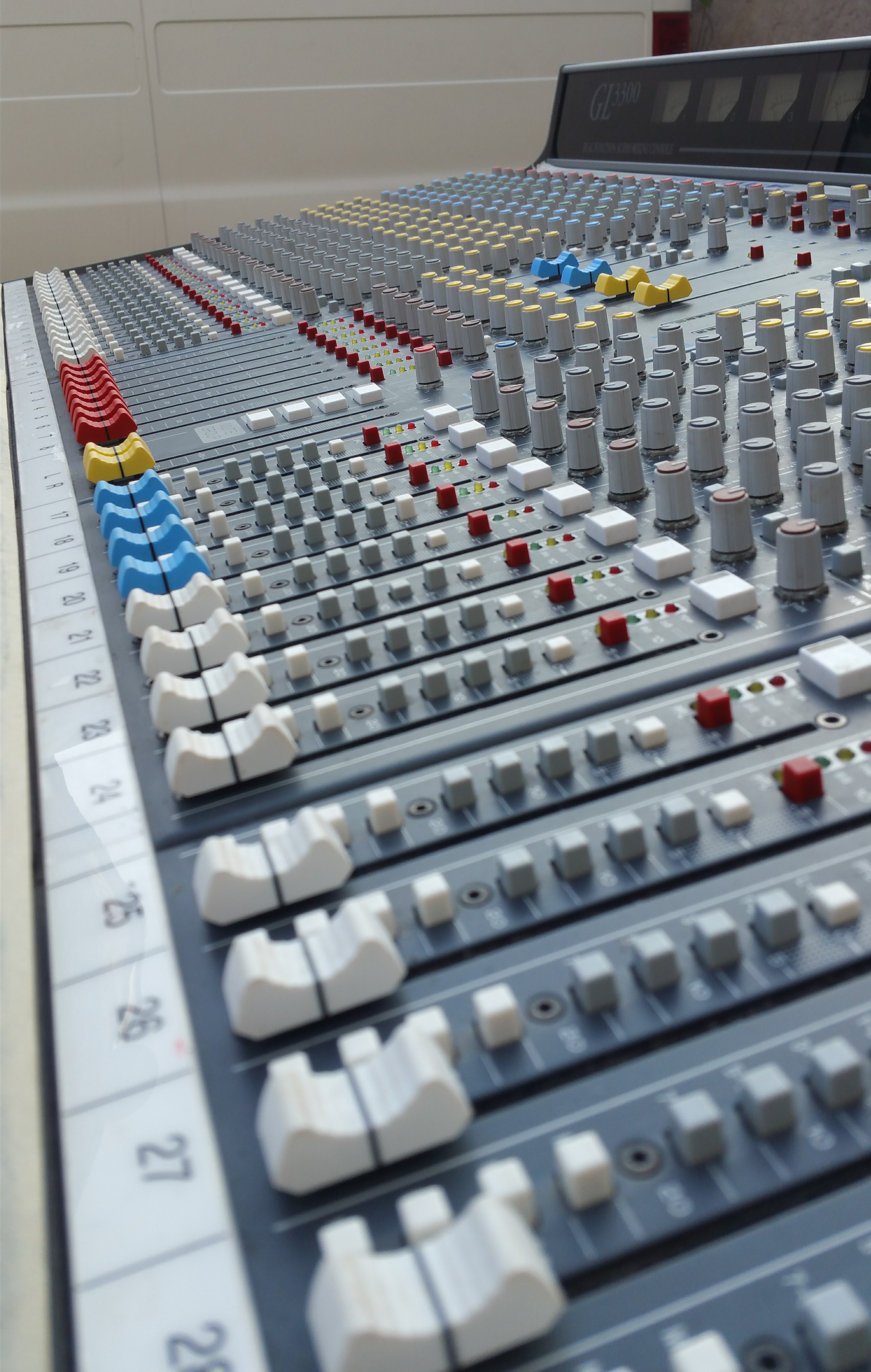 GL3300 32/8/8/2 Allen & Heath GL3300 32/8/8/2 Audiofanzine