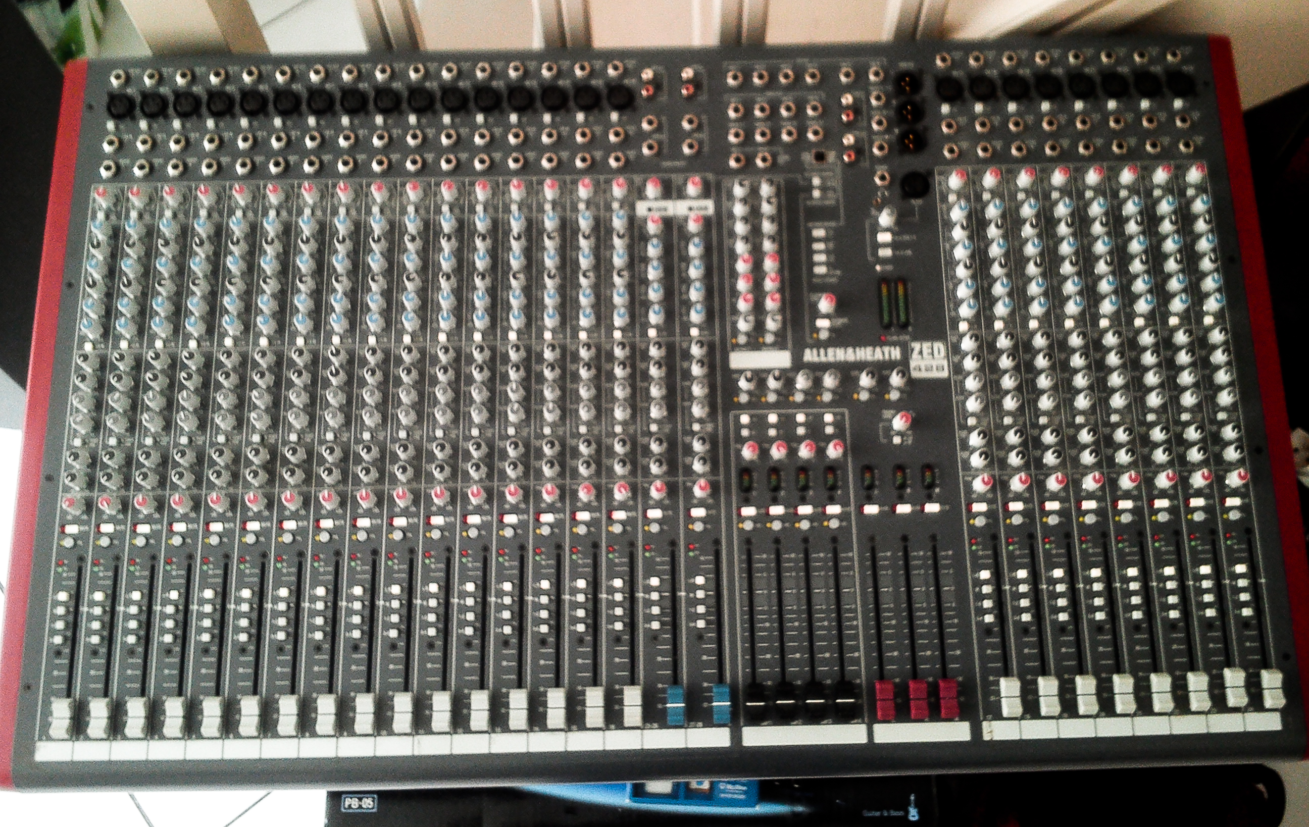 Photo Allen & Heath ZED428 Allen & Heath ZED428 (72118) (1182959) Audiofanzine