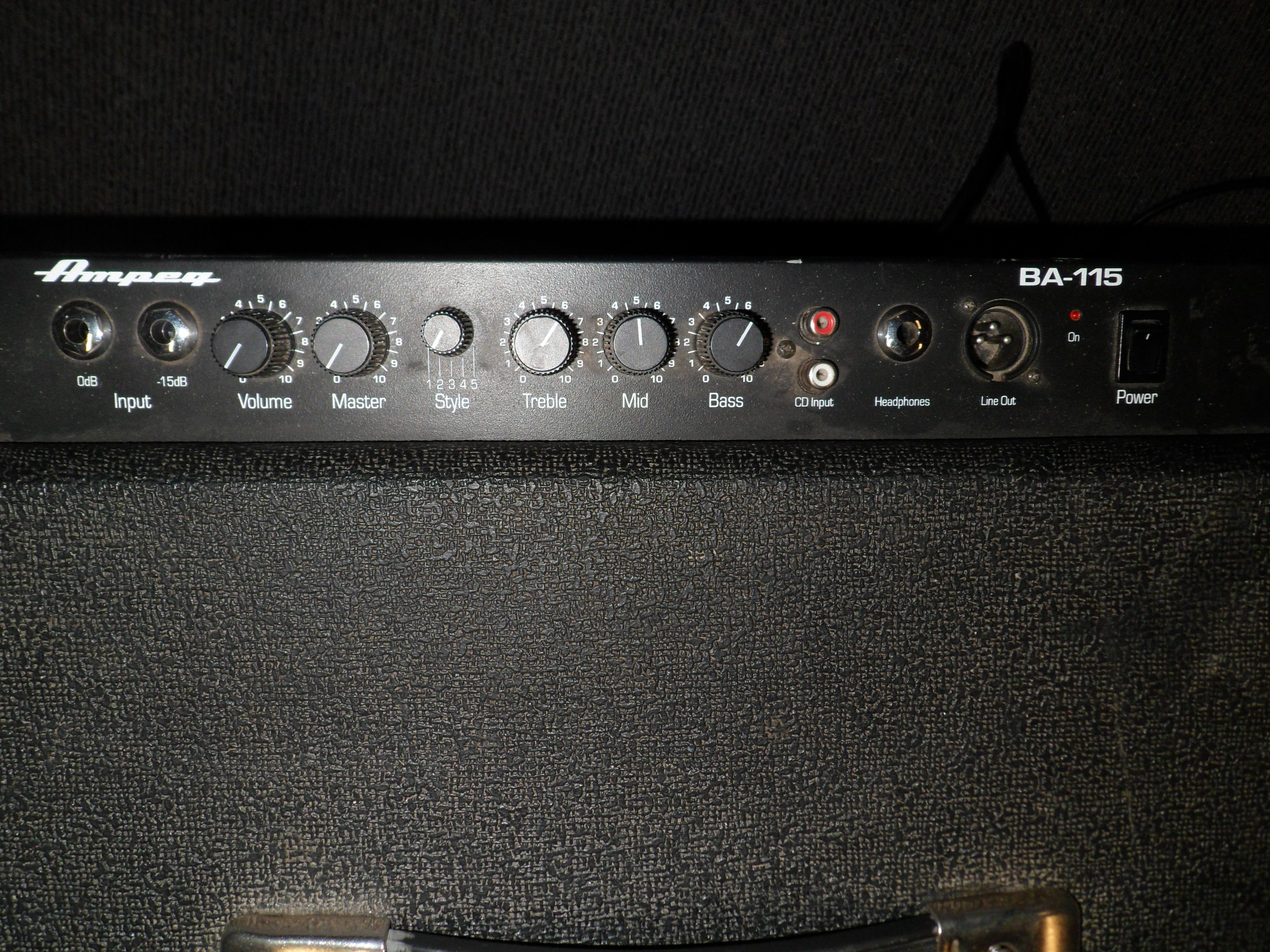 Photo Ampeg BA115 Ampeg [Bassamp Series] BA115 (345801) Audiofanzine