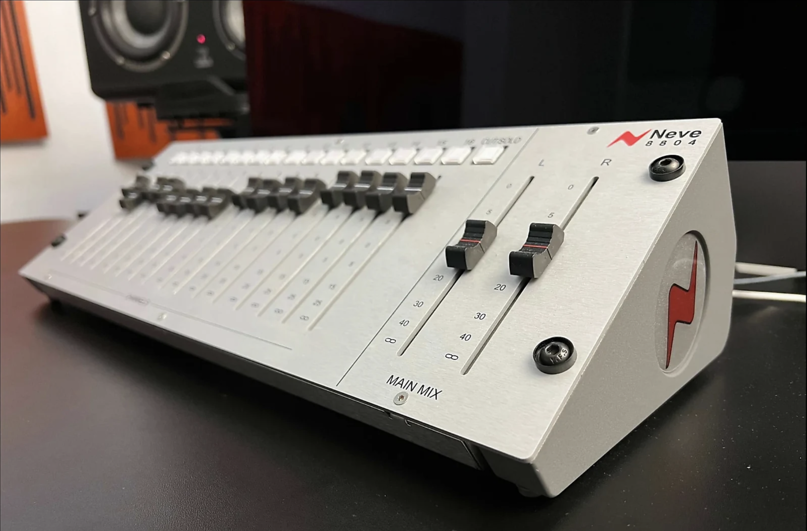 https://medias.audiofanzine.com/images/normal/ams-neve-8816-5804157.png