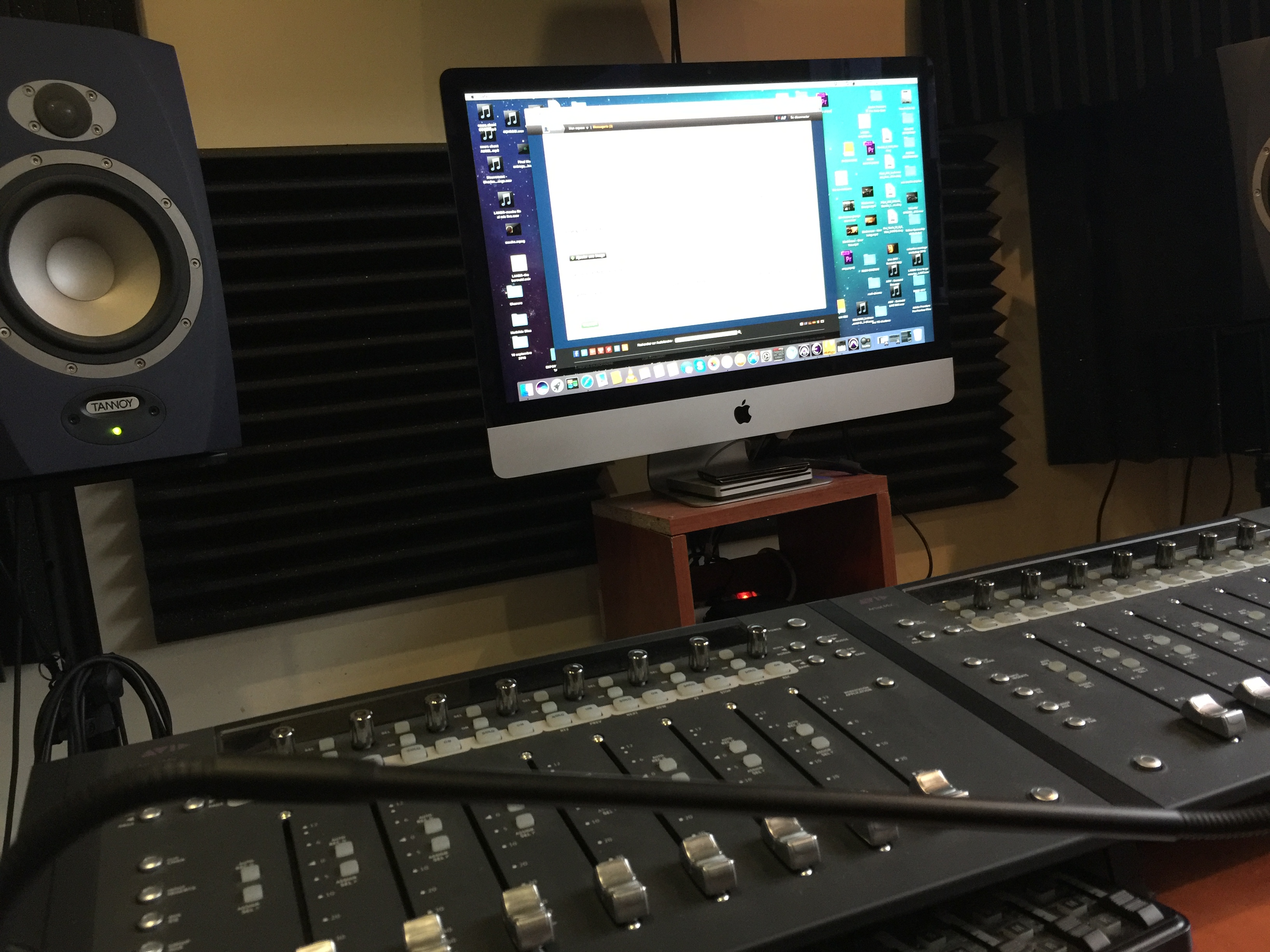 Avid Artist Mix v2 image (1642195) Audiofanzine