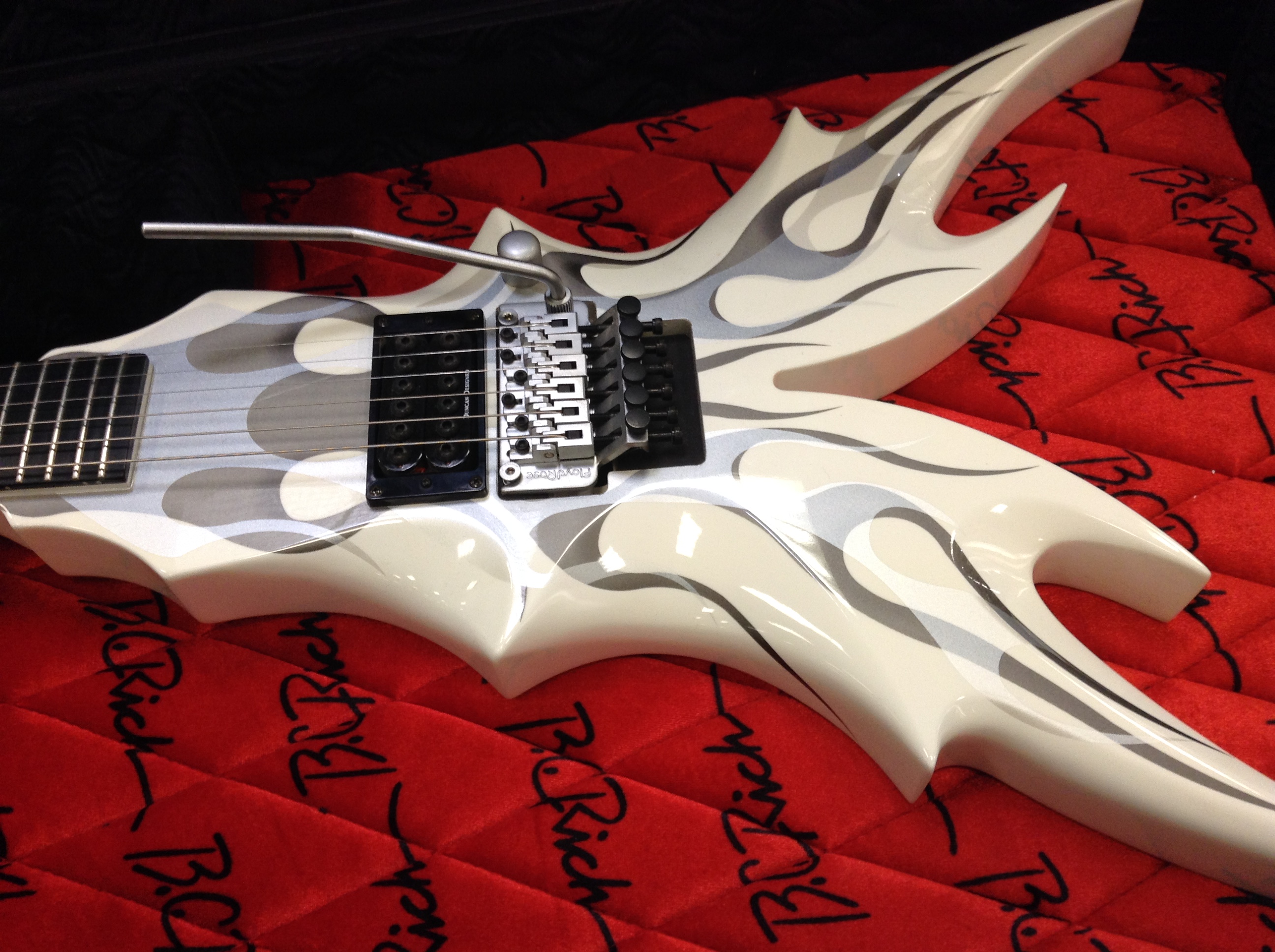 Draco Ghost Flame Pearl White B.C. Rich Audiofanzine