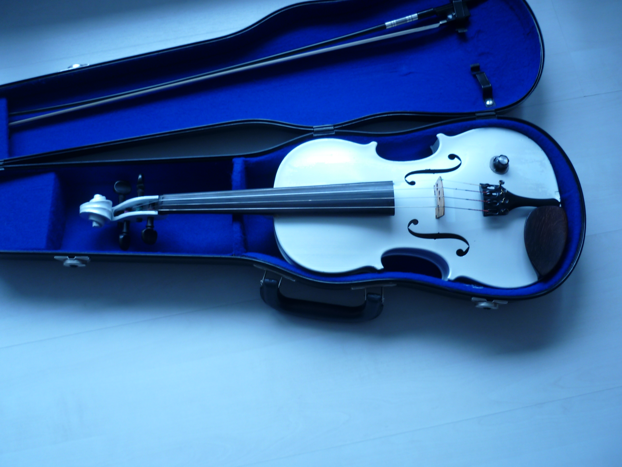 METALLIC GREEN BURST VIBRATO ACOUSTICELECTRIC VIOLIN Audiofanzine