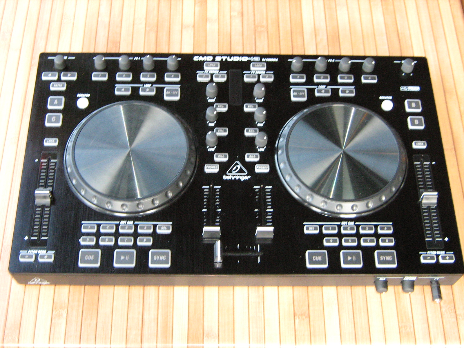 Behringer Cmd Studio 4a Djay Pro