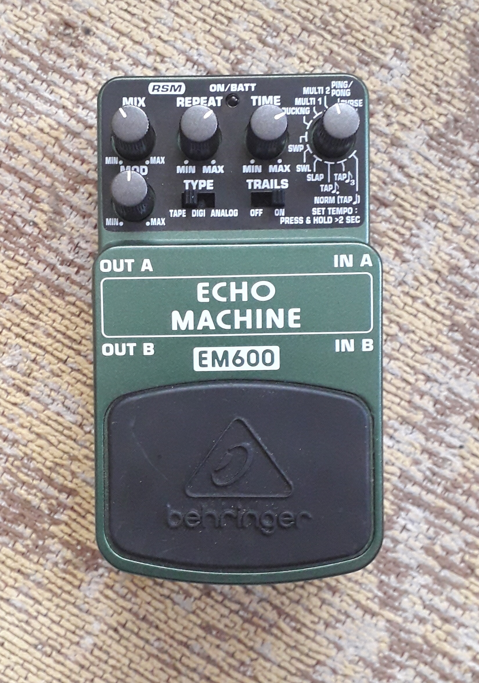 Echo Machine EM600 Behringer Echo Machine EM600 Audiofanzine