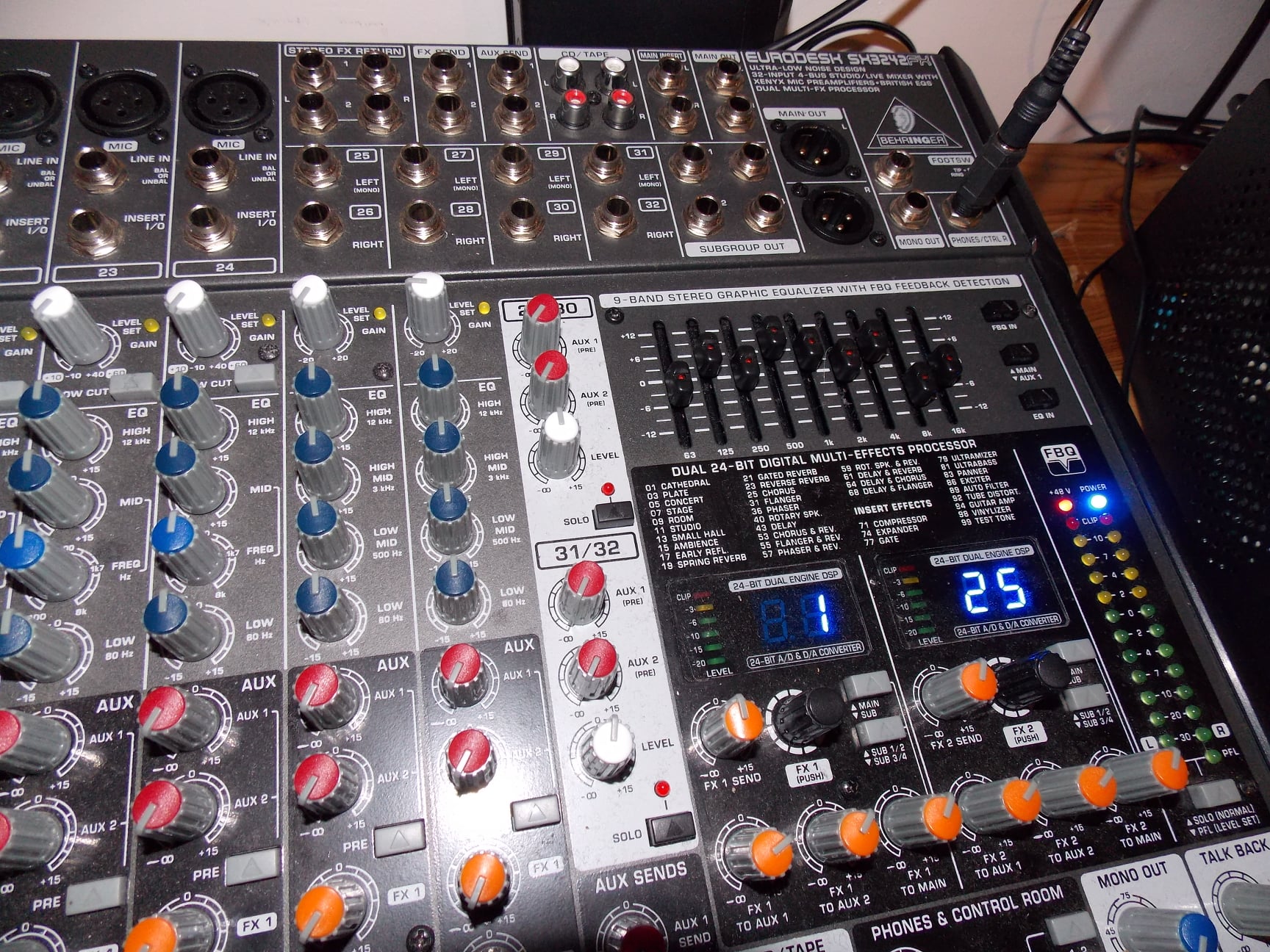 Table de mixage Behringer SX3242FX CONSOLE STUDIO ET LIVE 32V EQ+EFFECT