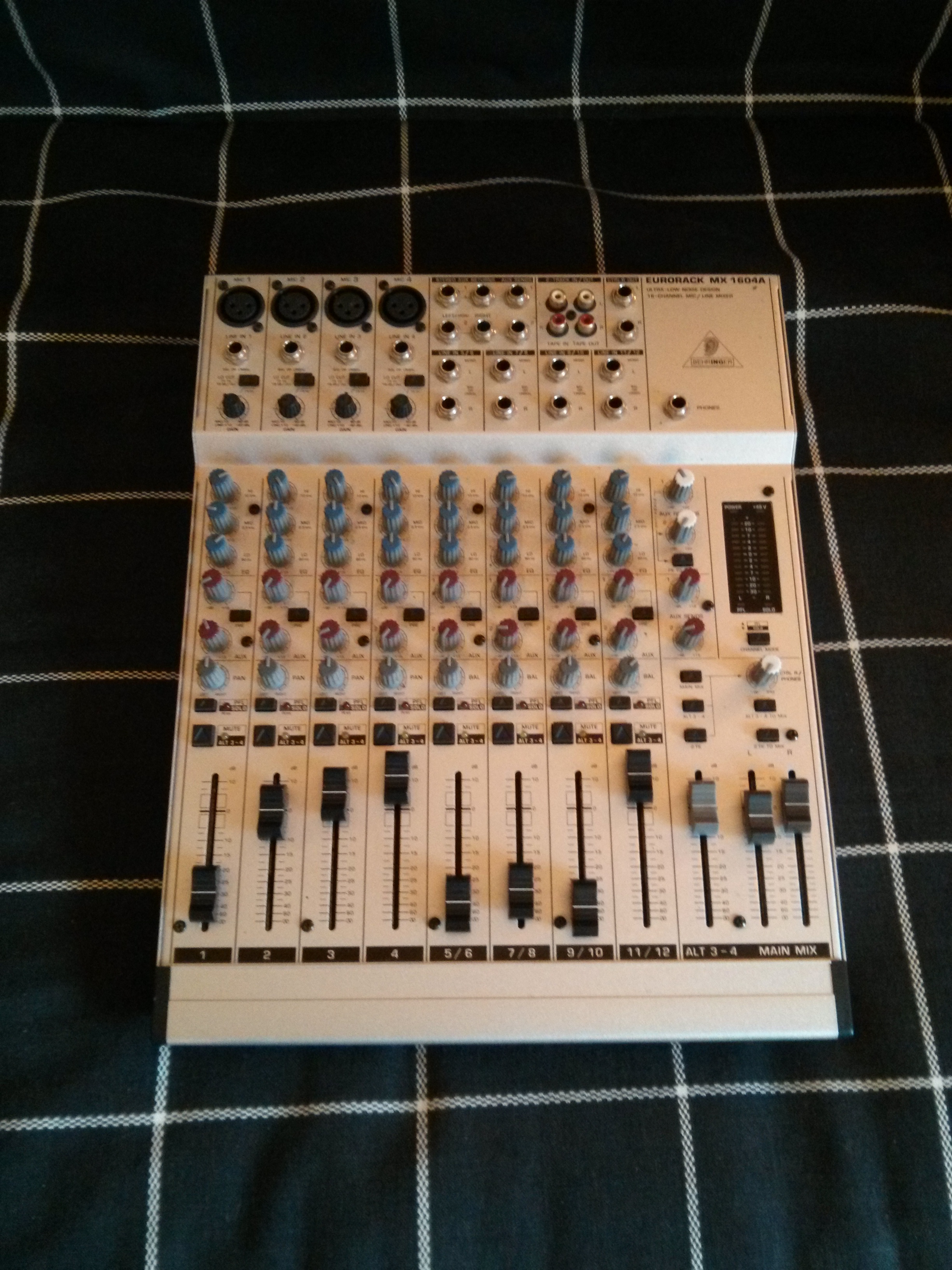 Photo Behringer Eurorack MX1604A Behringer Eurorack MX1604A (97146