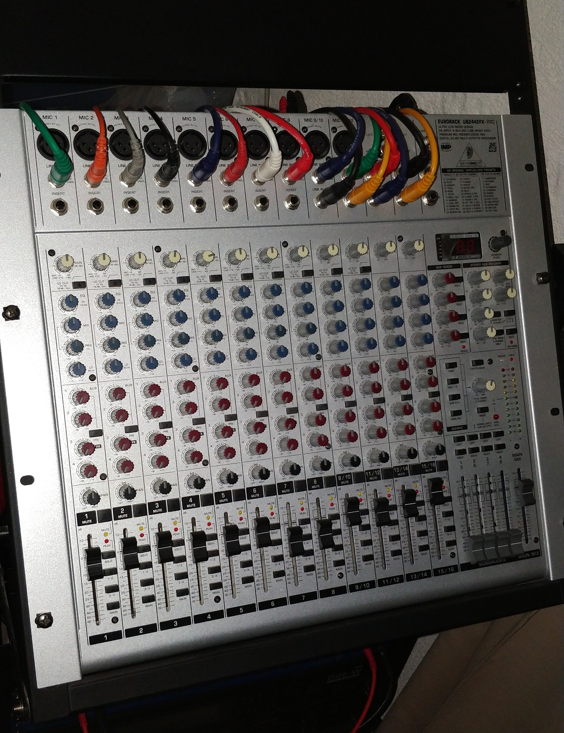 Eurorack UB2442FXPro Behringer Eurorack UB2442FXPro Audiofanzine