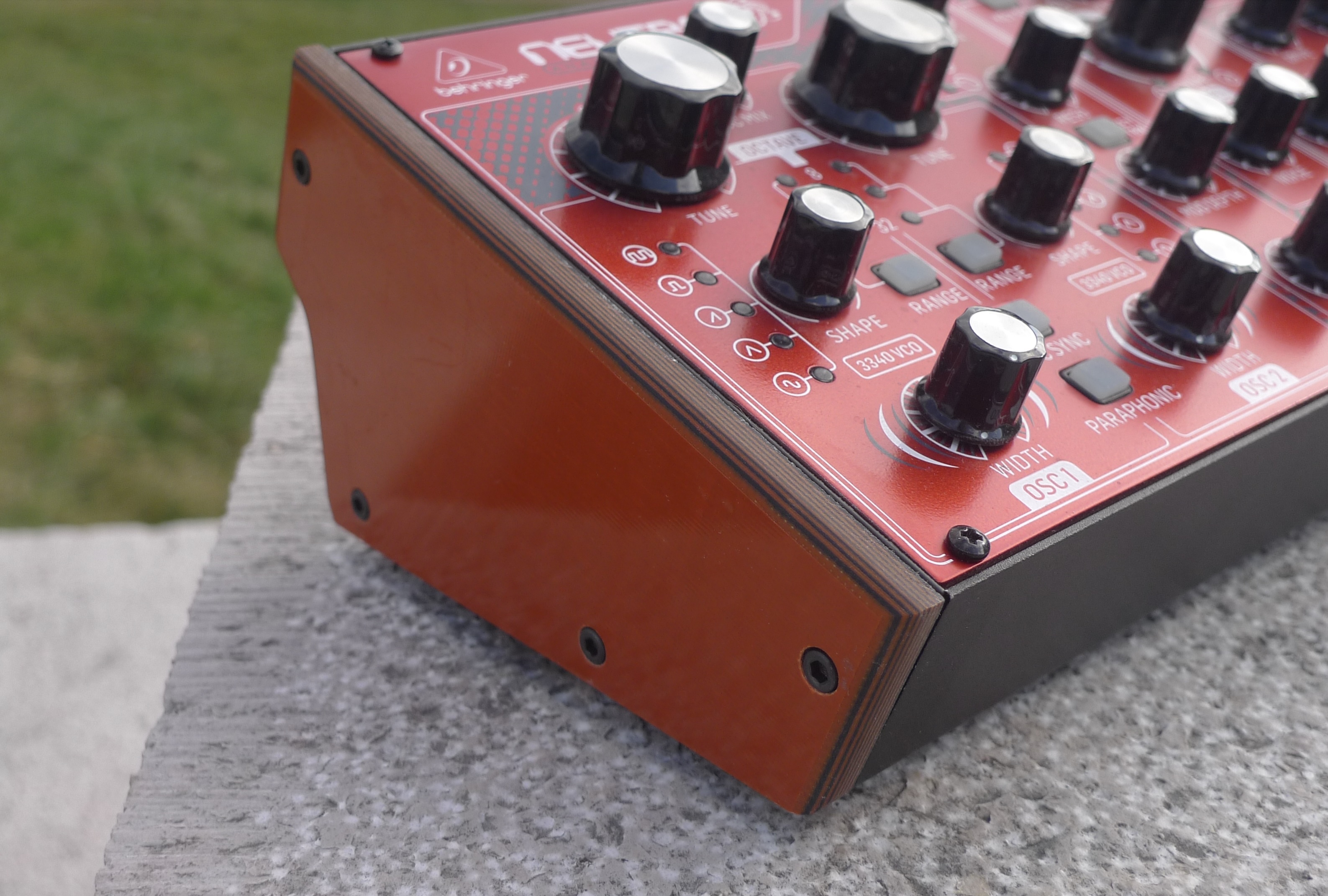 behringer-neutron-6406029.jpg