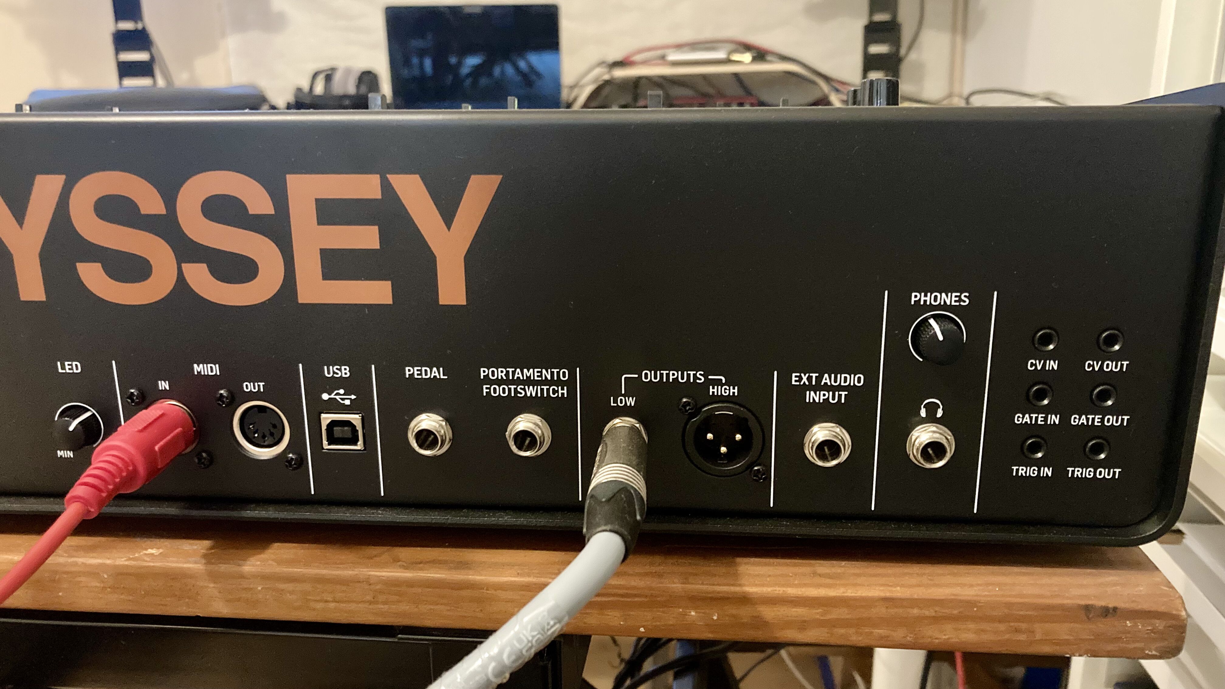 Synthétiseurs Behringer Odyssey Échantillonneur de production de studio de  synthèse analogique 37 clés 12640 - Cdiscount Maison