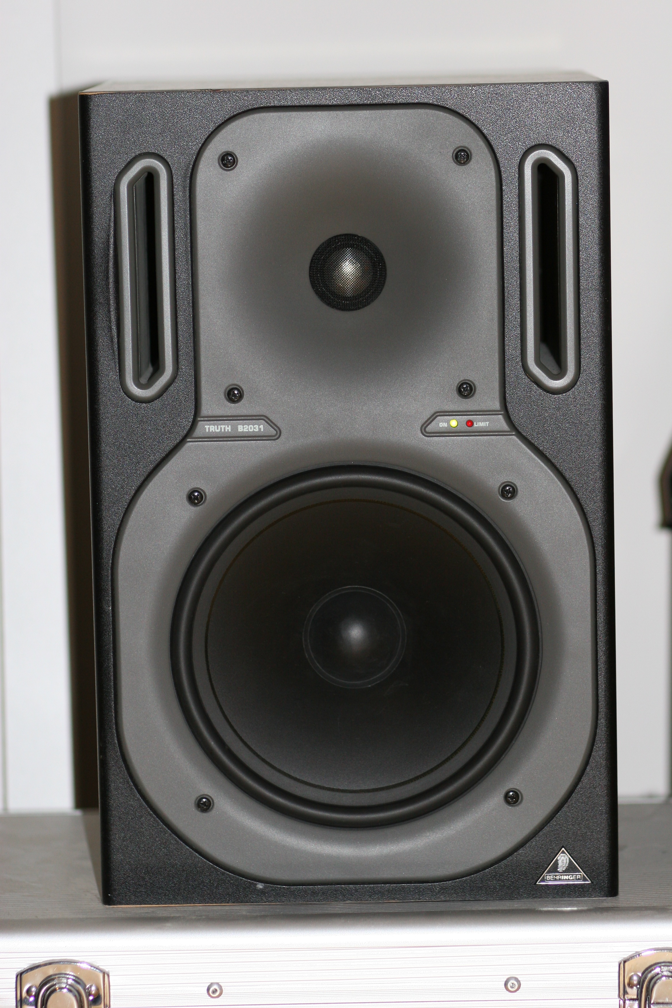 Photo Behringer Truth B2031 Behringer B2031 (547712) Audiofanzine