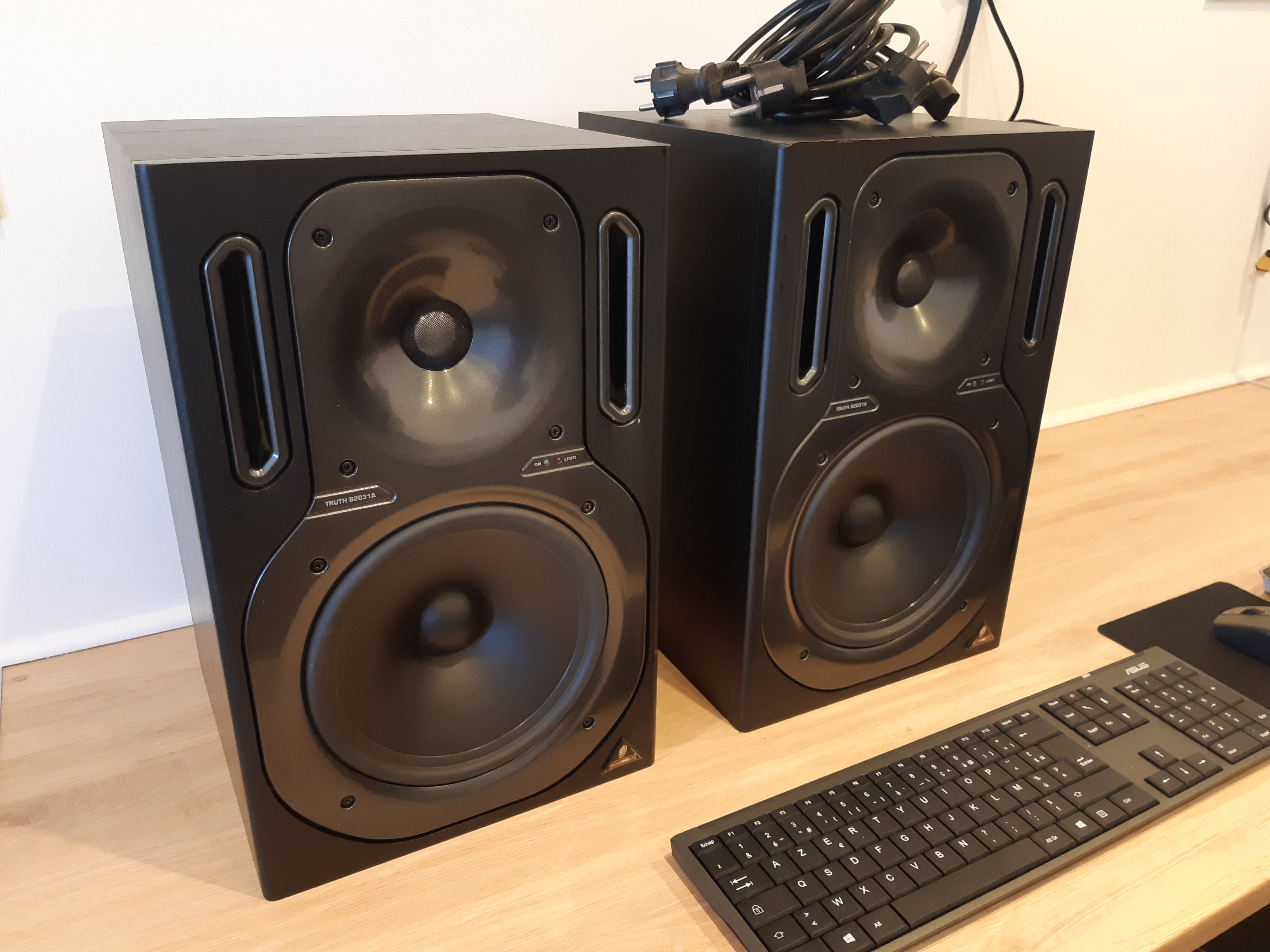 TRUTH B2031A - Behringer Truth B2031A - Audiofanzine