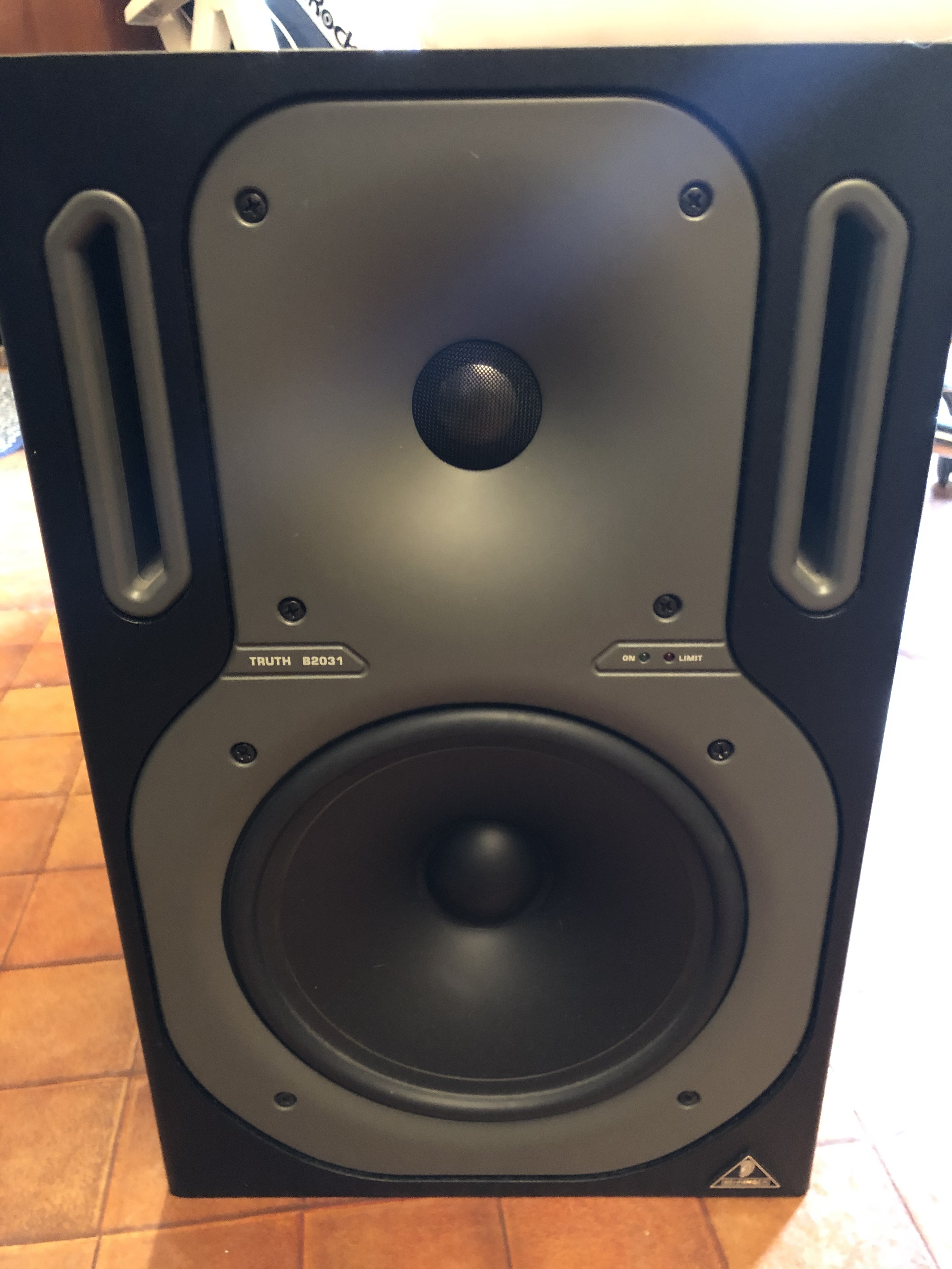 Truth B2031A - Behringer Truth B2031A - Audiofanzine