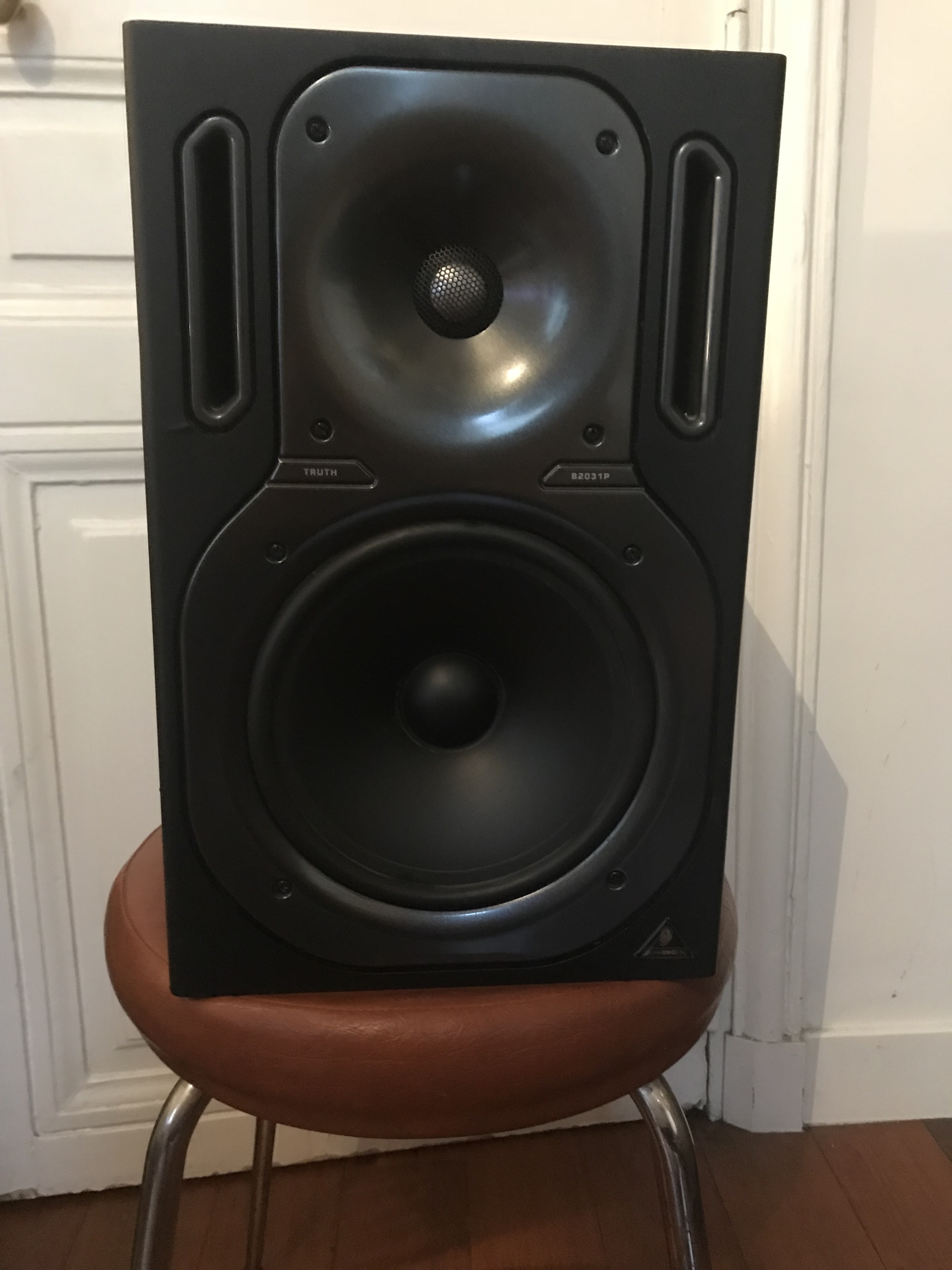 TRUTH B2031P - Behringer Truth B2031P - Audiofanzine