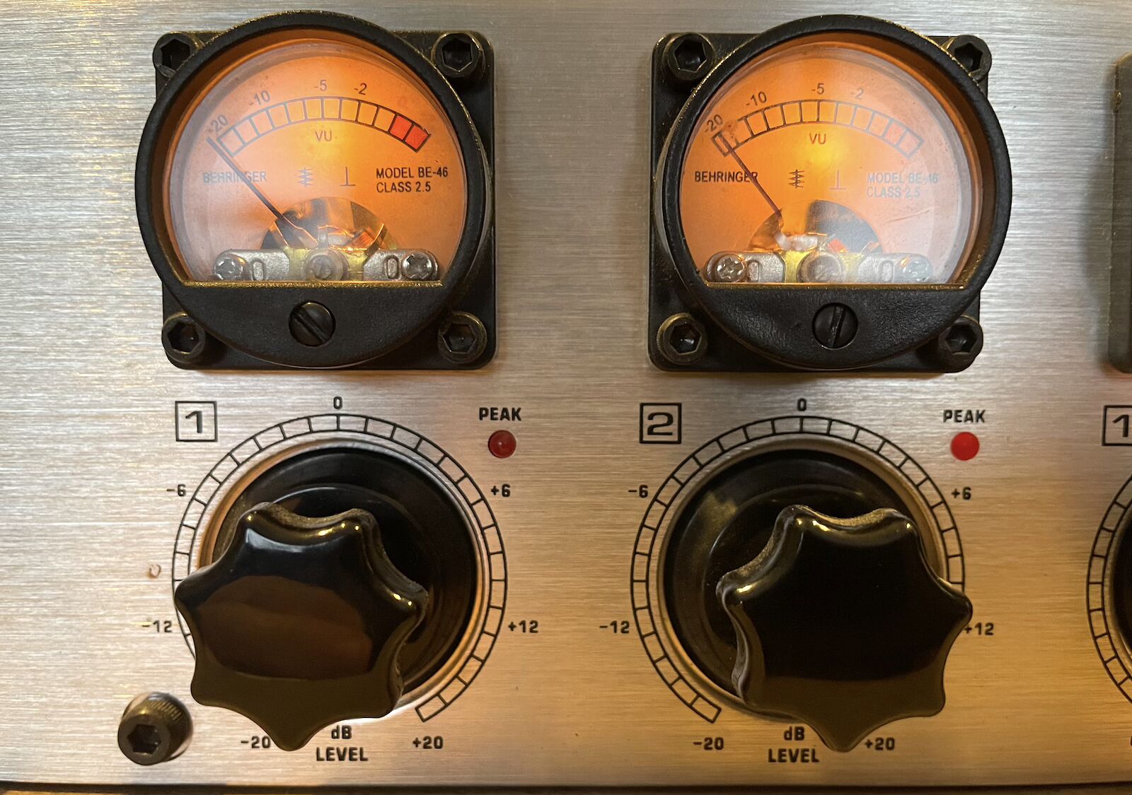 Tube Ultragain T1953 Behringer Tube Ultragain T1953 Audiofanzine