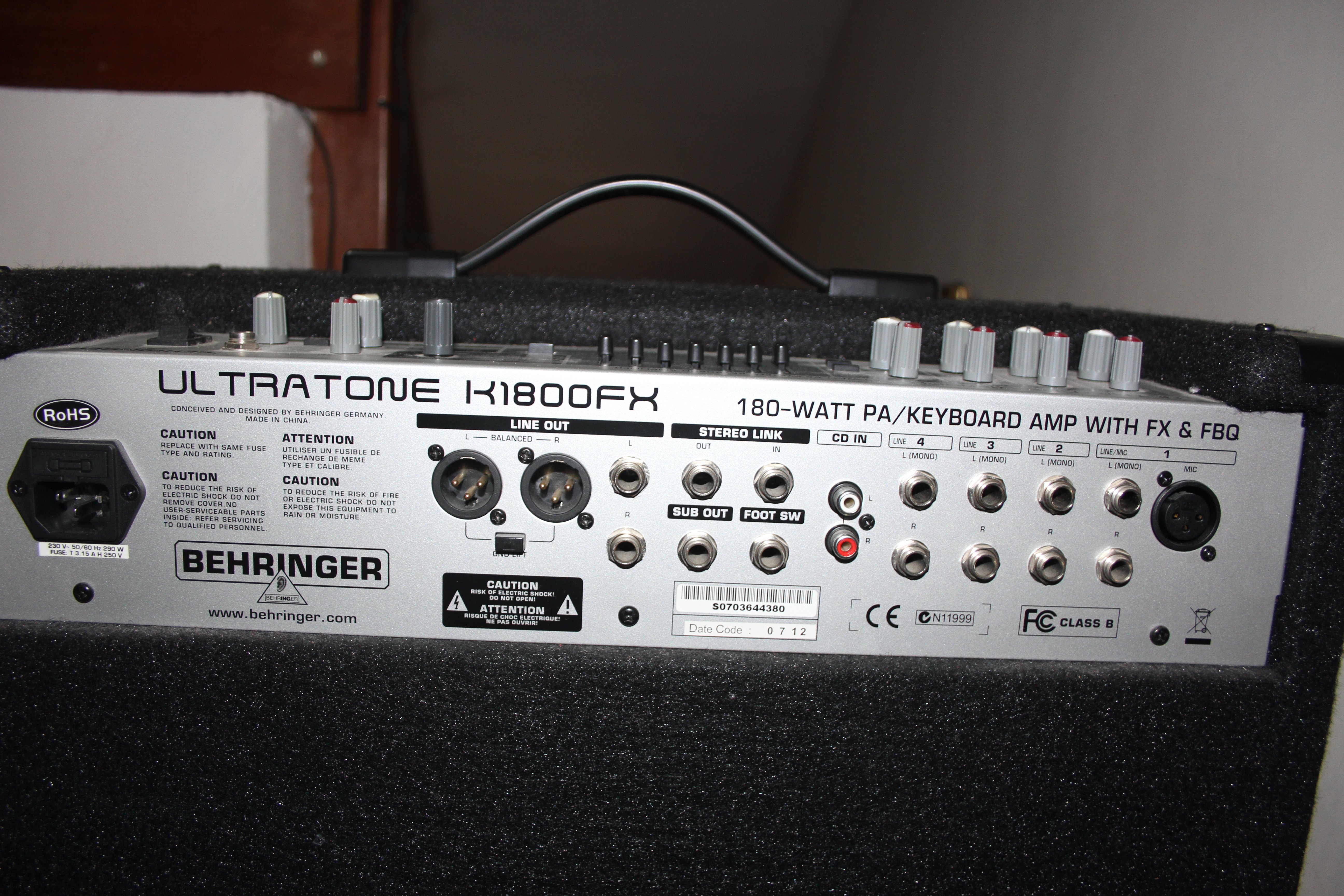 BEHRINGER/ULTRATONE K1800FX キーボードアンプ-