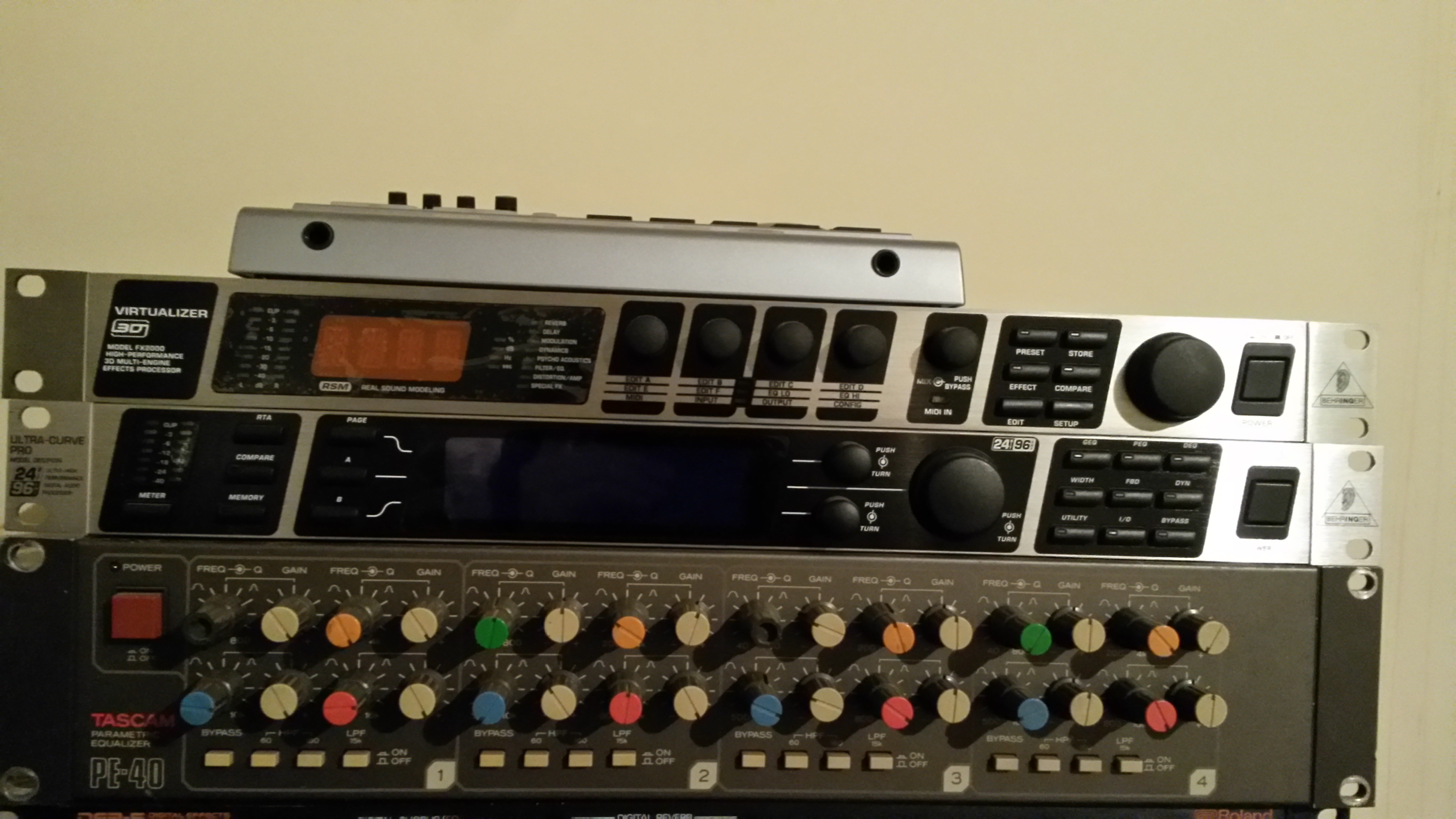 VIRTUALIZER 3D FX2000 Behringer Virtualizer 3D FX2000 Audiofanzine