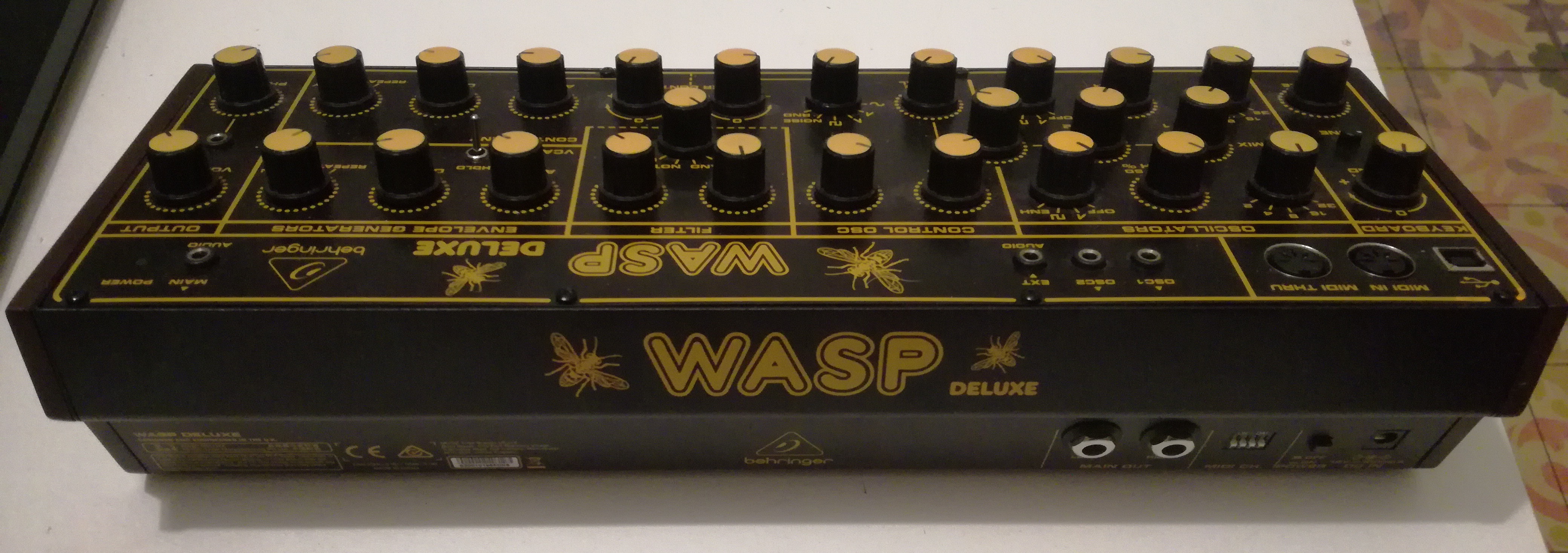 Wasp Deluxe Behringer Wasp Deluxe Audiofanzine