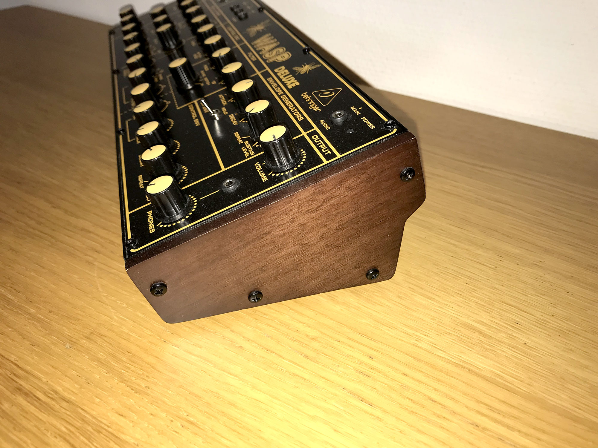 Wasp Deluxe Behringer Wasp Deluxe Audiofanzine