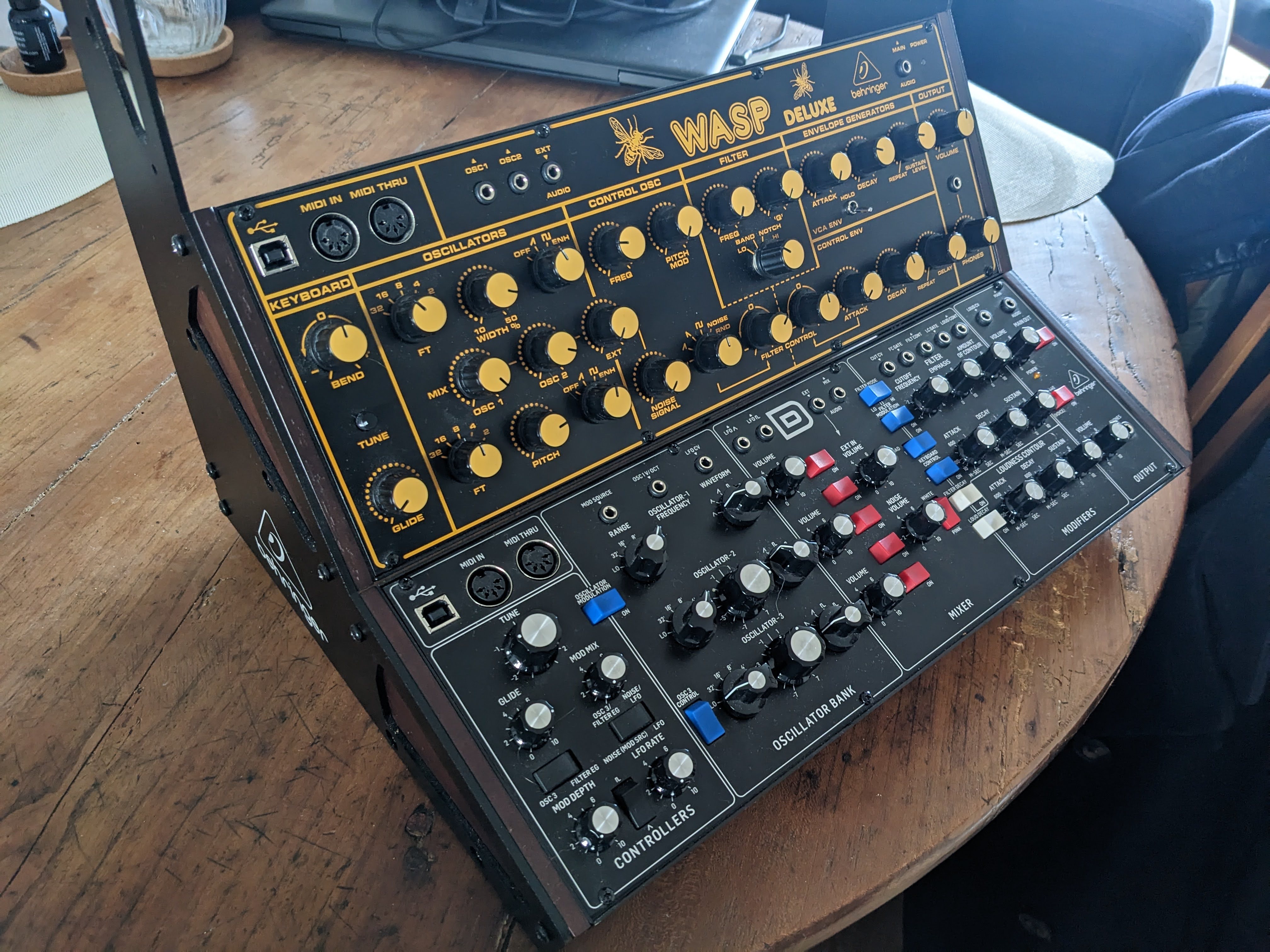 Wasp Deluxe Behringer Wasp Deluxe Audiofanzine