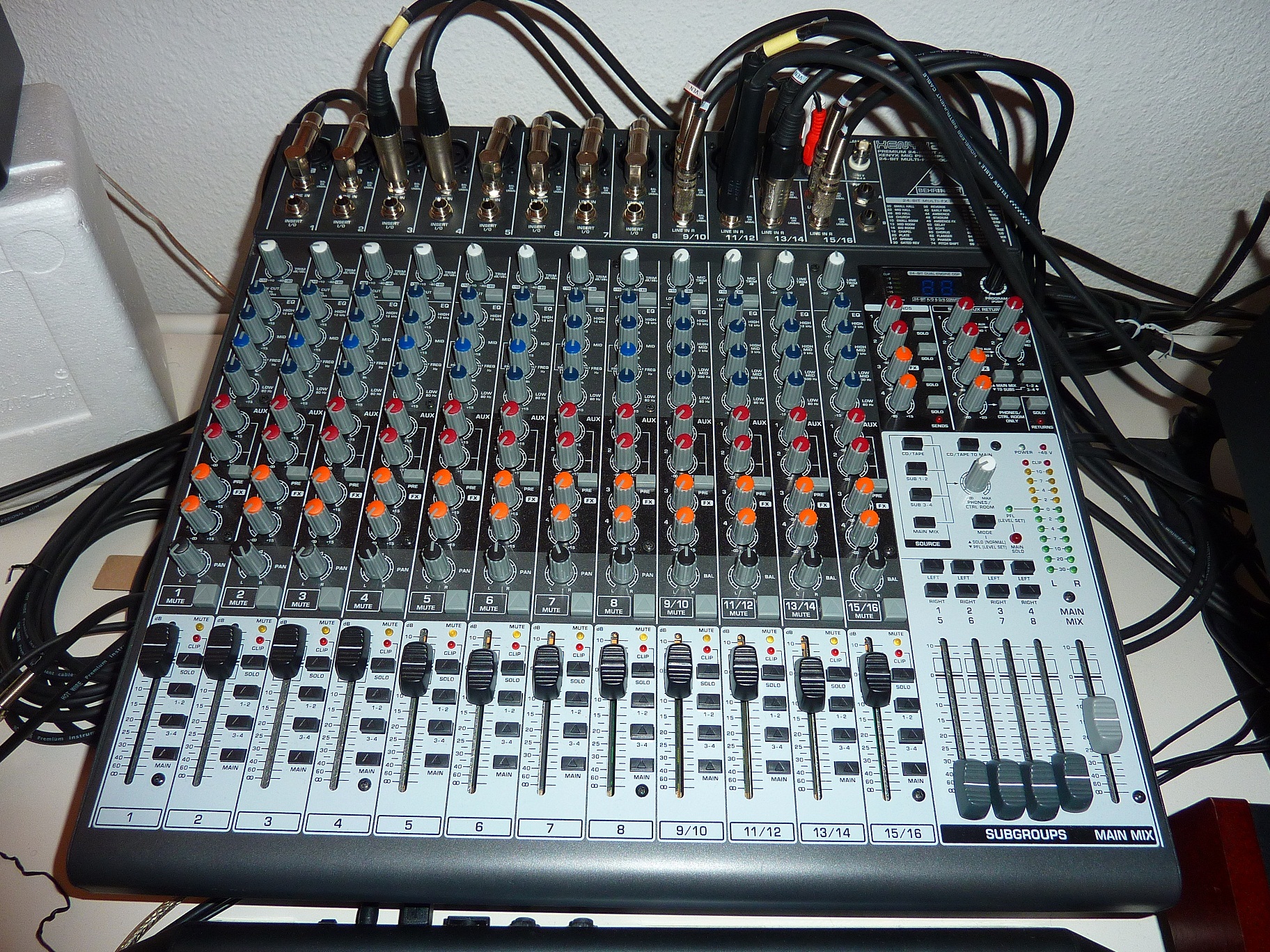 Инструкция пульта behringer. XENYX 2442. Behringer 2442fx. Микшер Behringer 2442. XENYX qx1222usb.