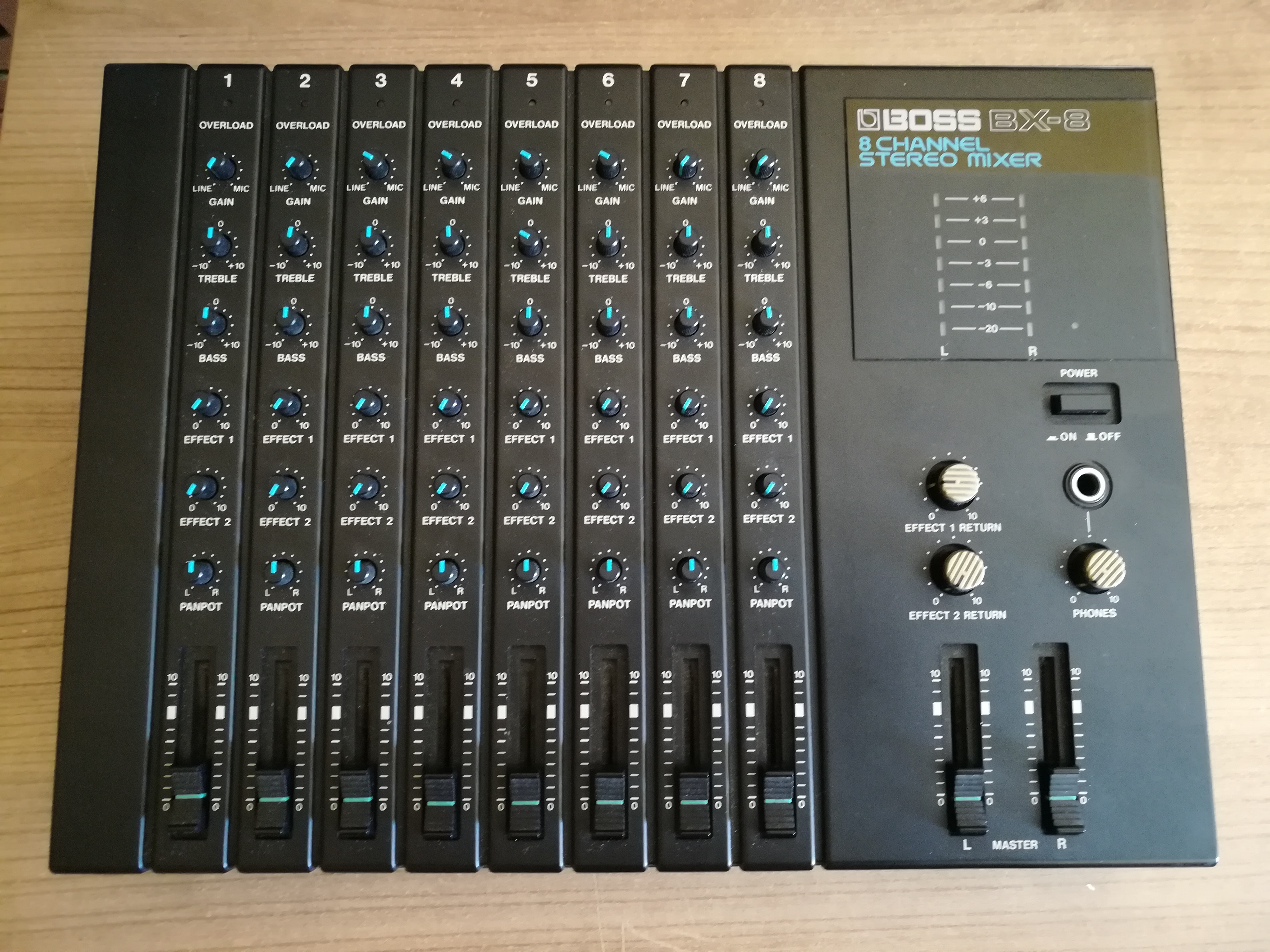 table de mixage boss bx-8