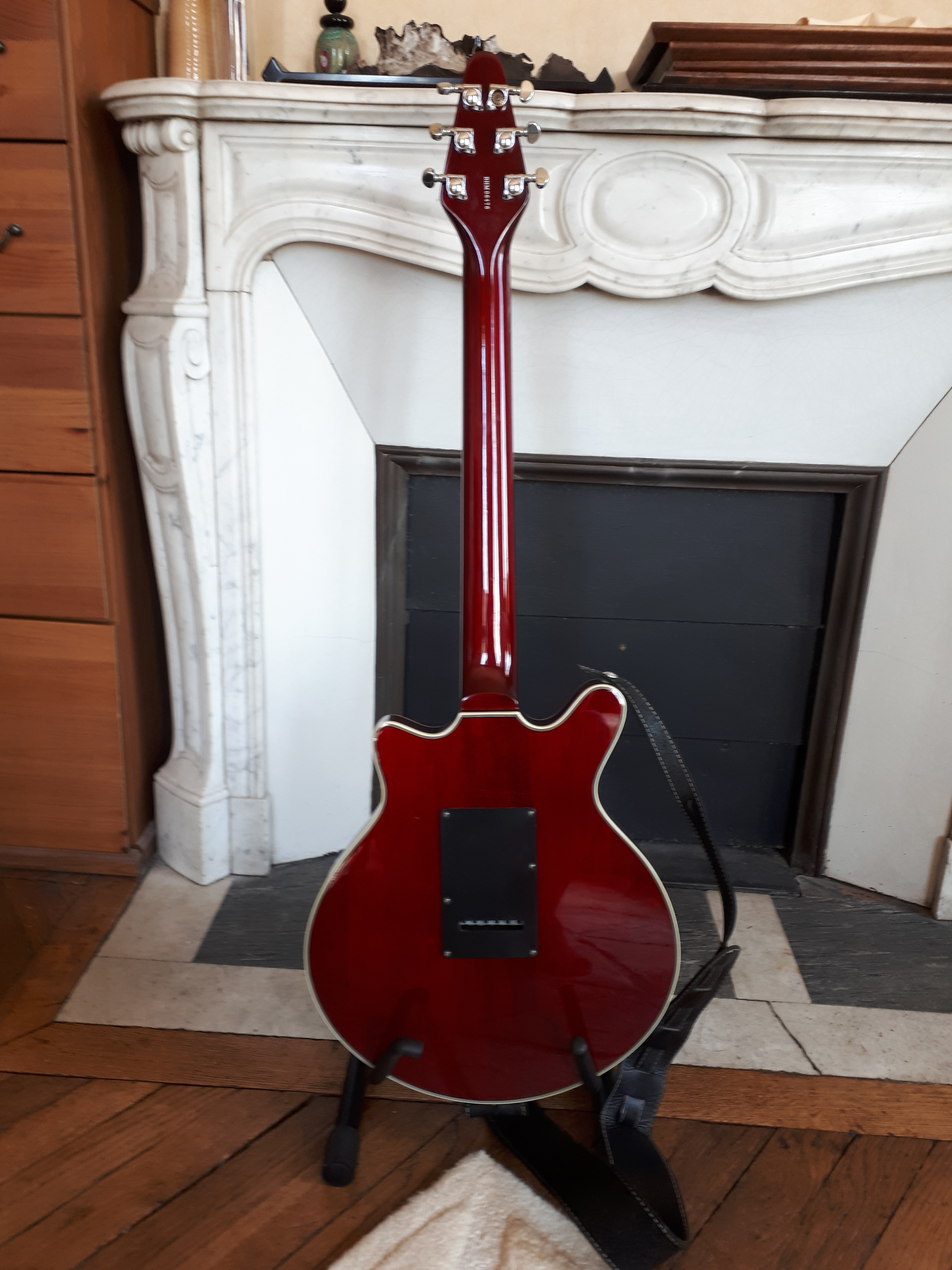 Special - Antique Cherry Brian May Guitars - Audiofanzine