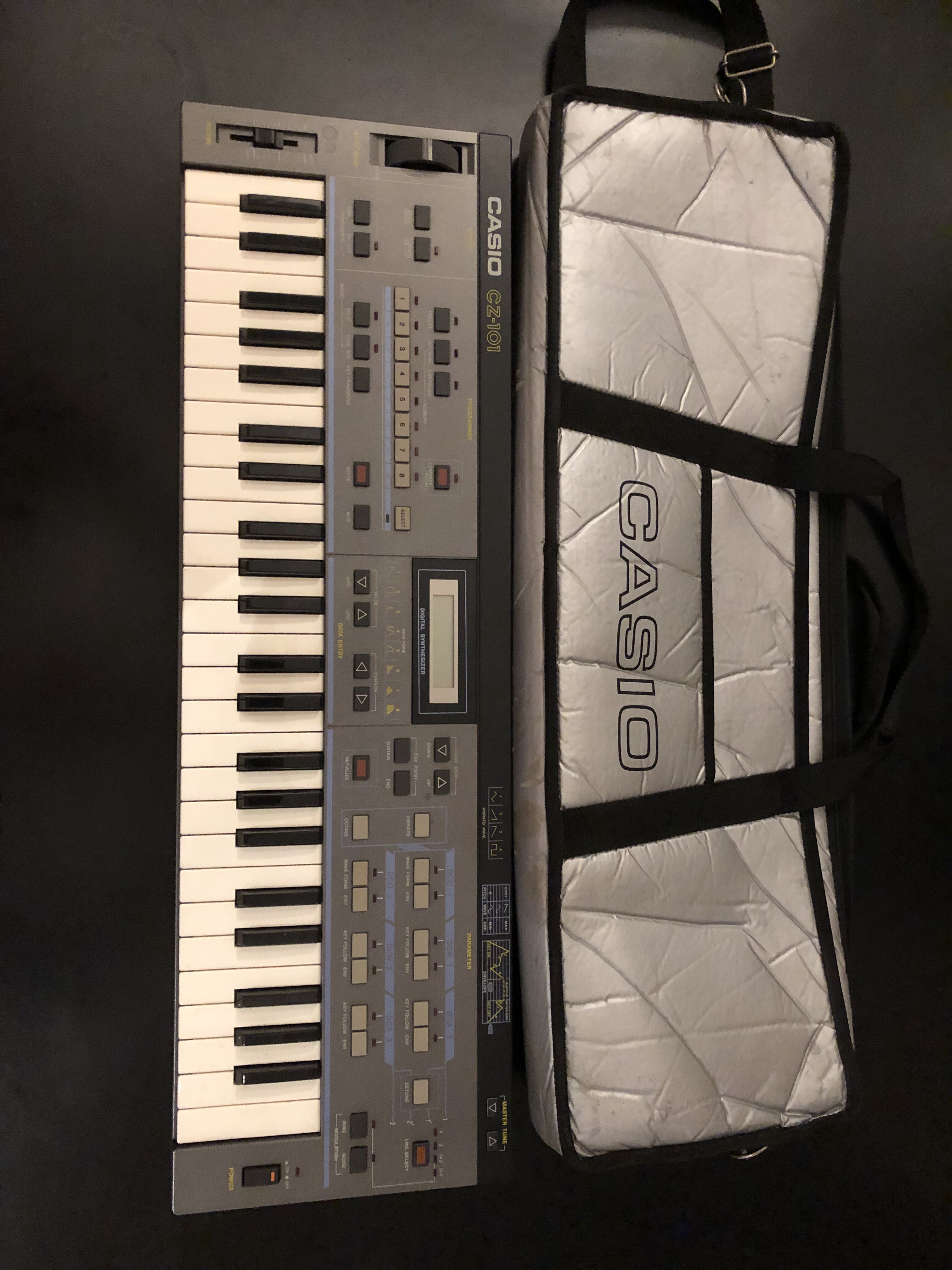 Synthétiseur Casio Cosmo CZ-101 : Alimentation chargeur compatible