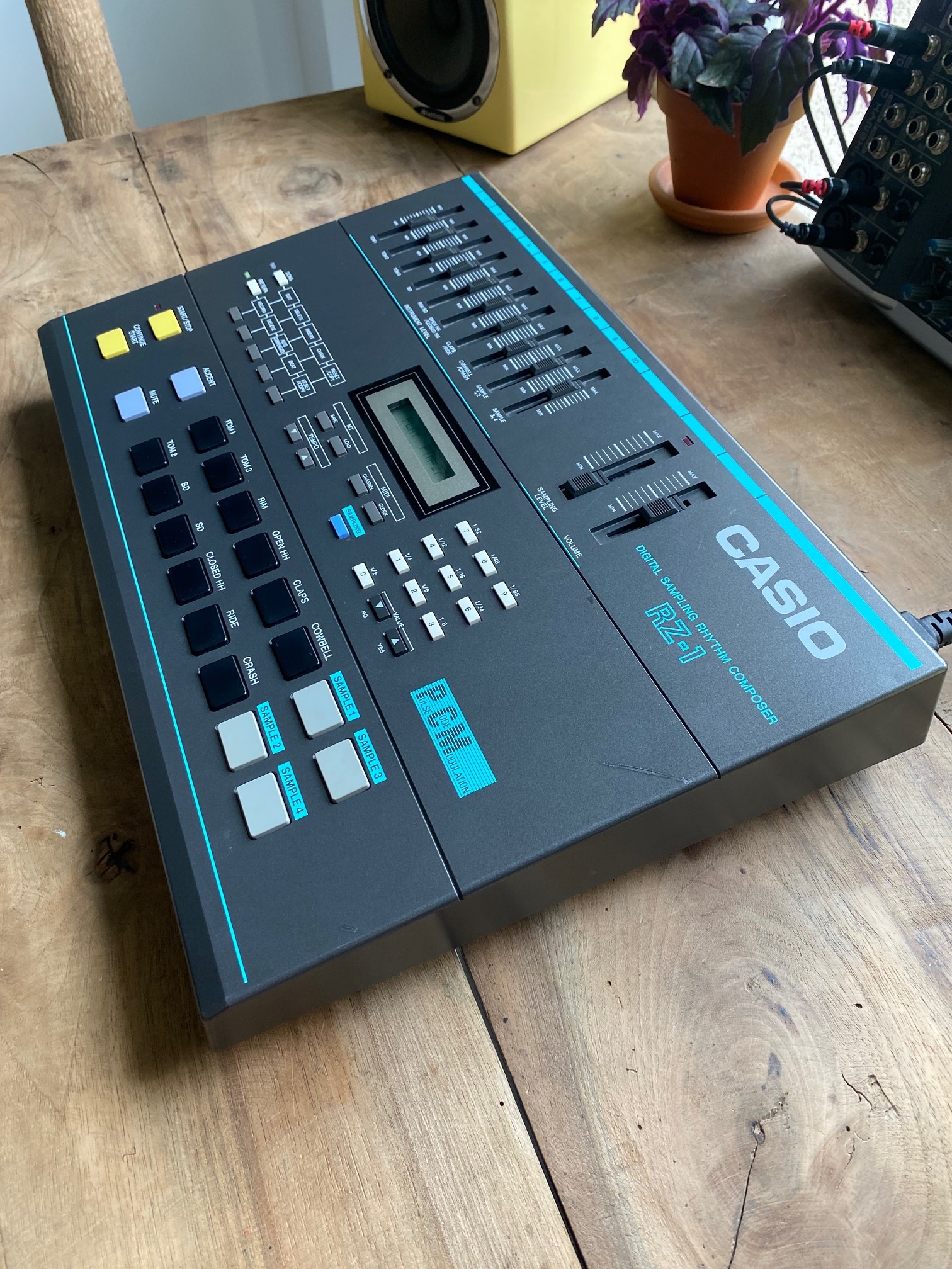 RZ1 Sampling Drum Machine Casio RZ1 Sampling Drum Machine Audiofanzine