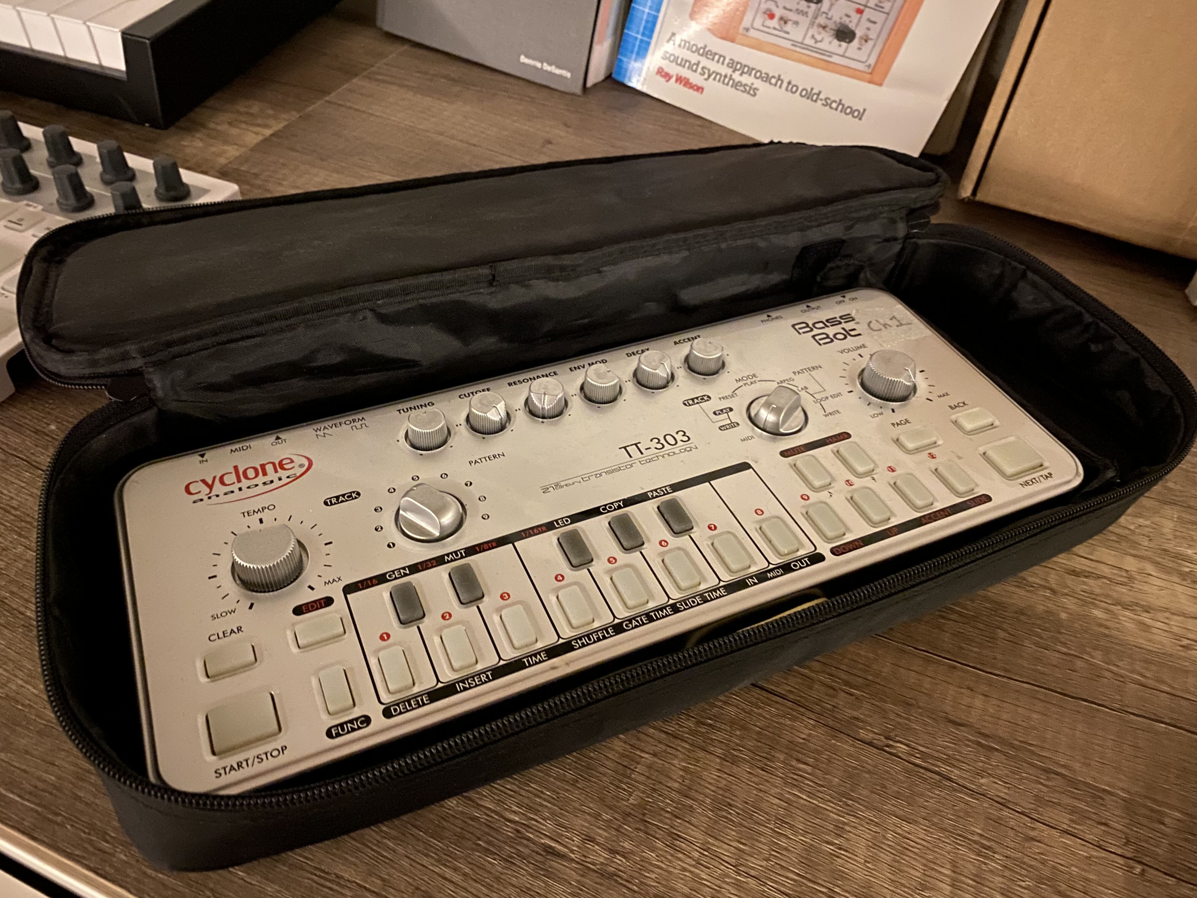 CYCLONE analogic BassBot TT-303 v2-