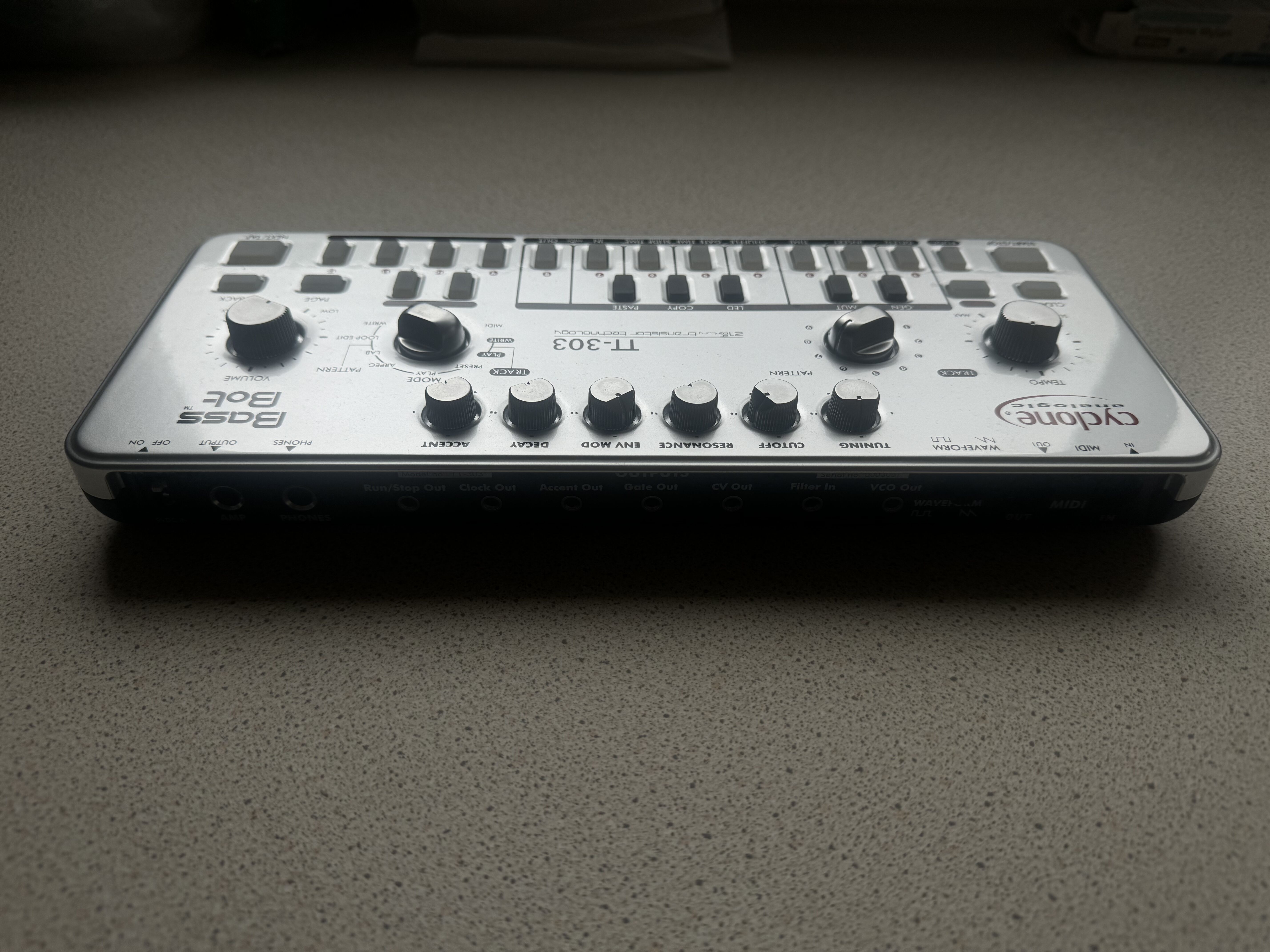 CYCLONE analogic BassBot TT-303 v2 - DTM/DAW