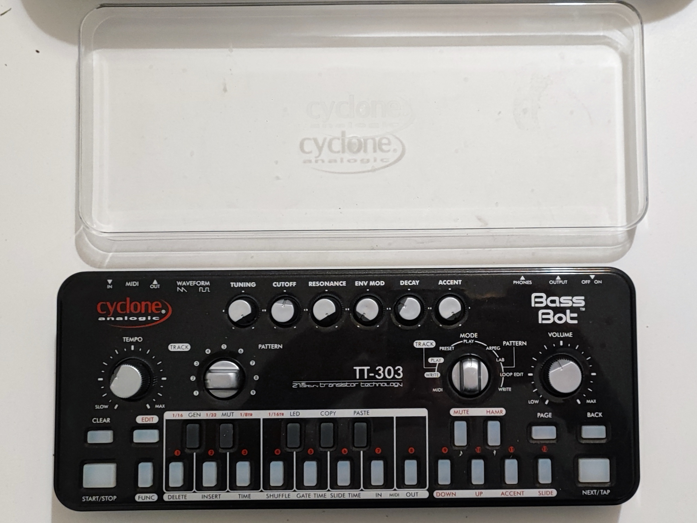 Cyclone Analogic TT-303 V2 Bass Bot - Synthétiseur Basse Analogique & Séquenceur, Réédition Modernisée Du Roland TB-303