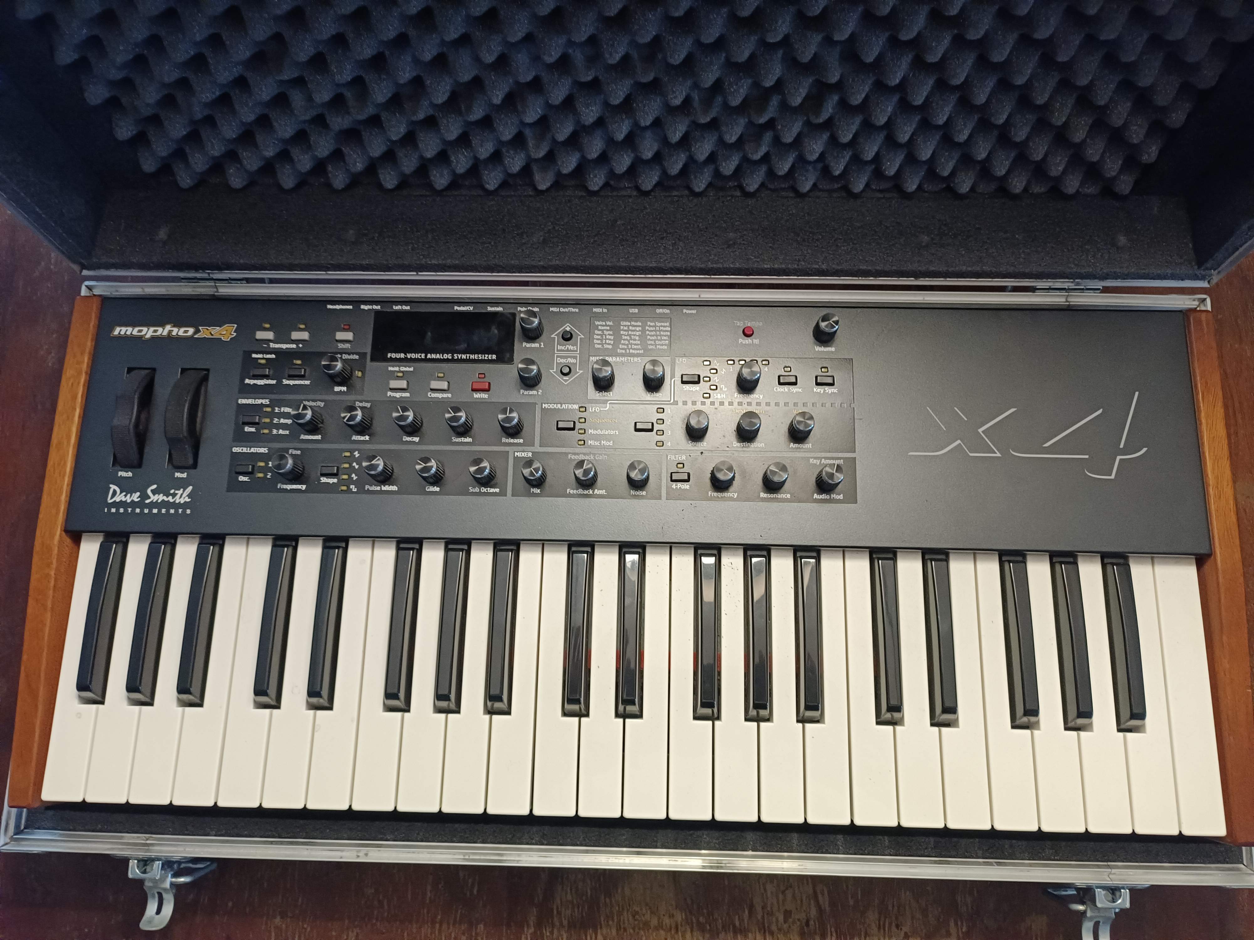 Mopho x4 Dave Smith Instruments Mopho x4 Audiofanzine