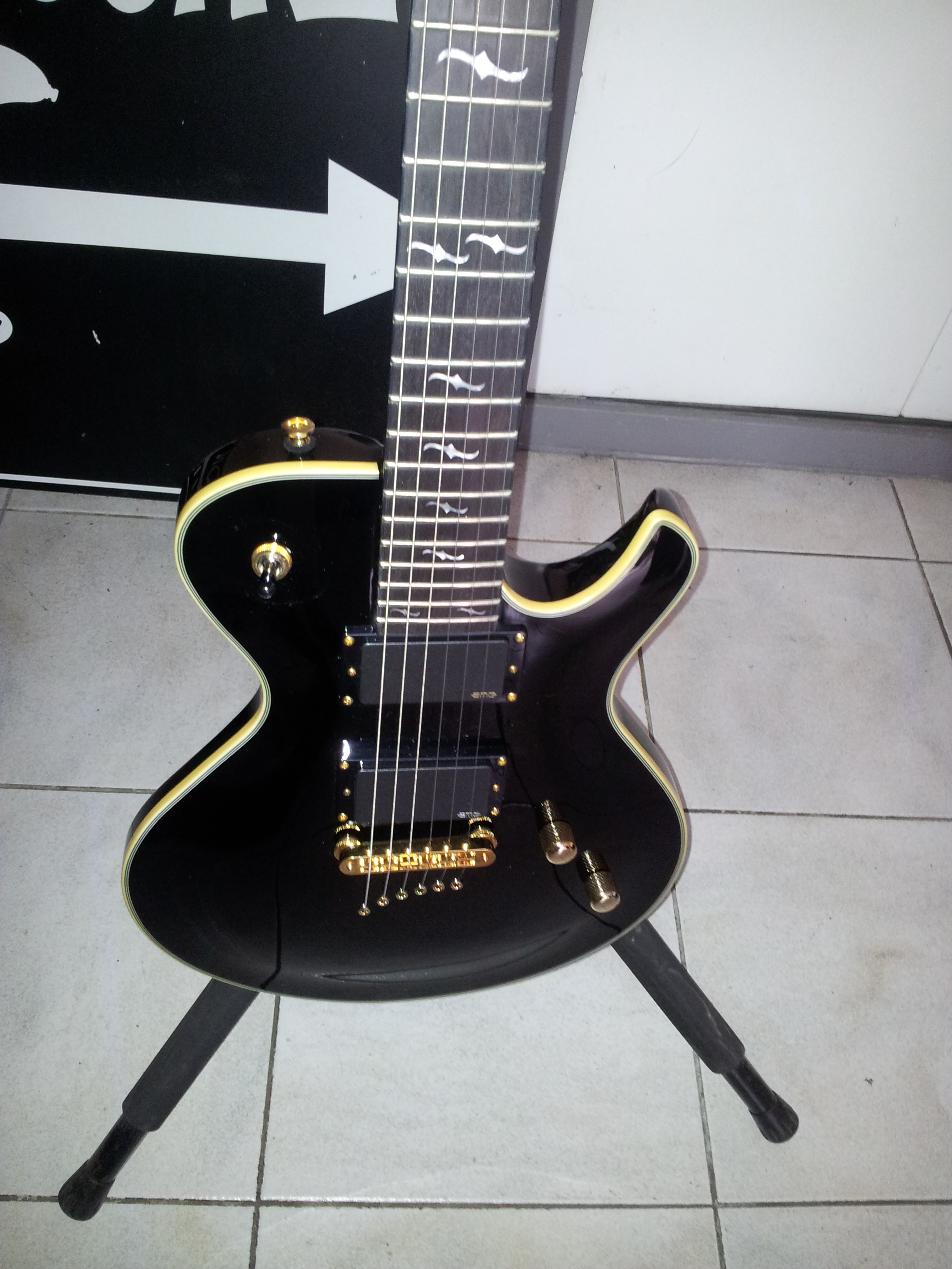 Deceiver Classic White Dean Guitars Audiofanzine