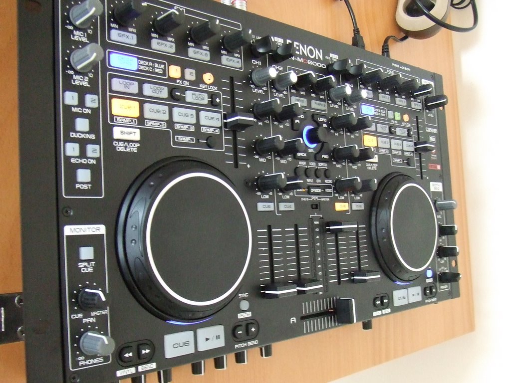 DENON - Denon DJ MC6000MK2 4デッキDJコントローラー・ミキサーの+