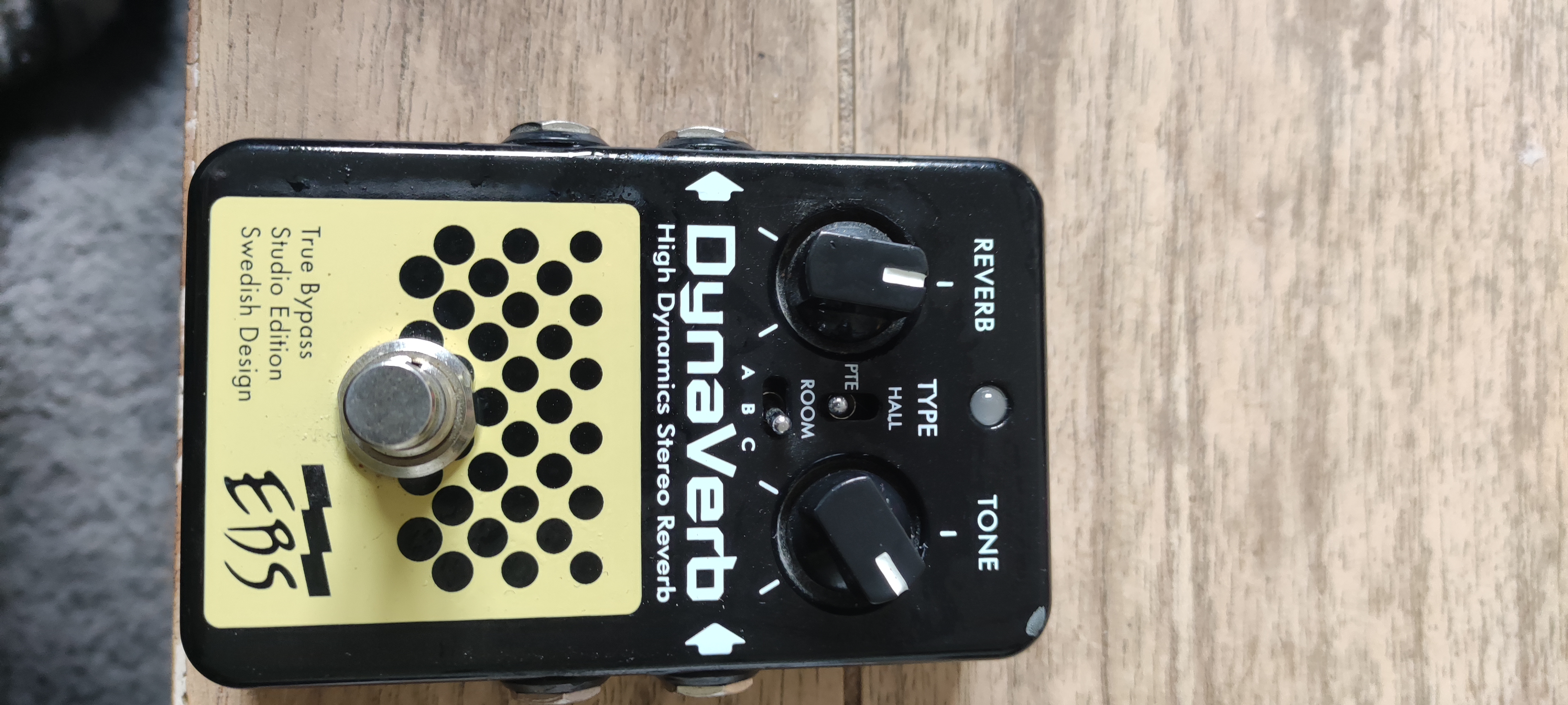 EBS DynaVerb Limited Spring Edition リバーブ ベース用エフェクター-