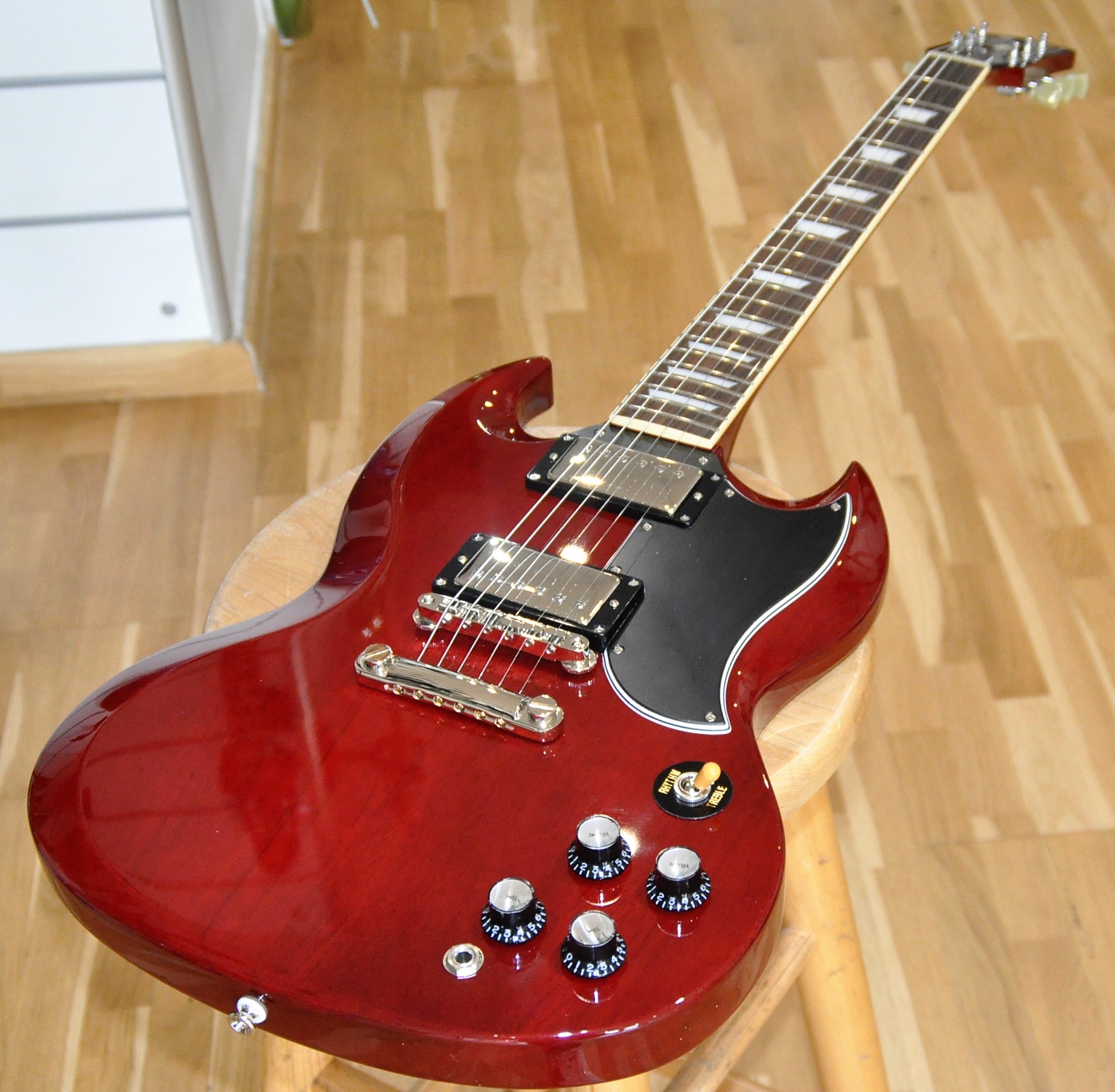 います EDWARDS SGタイプギター E-SG-90LT2 Cherry エドワーズ があります