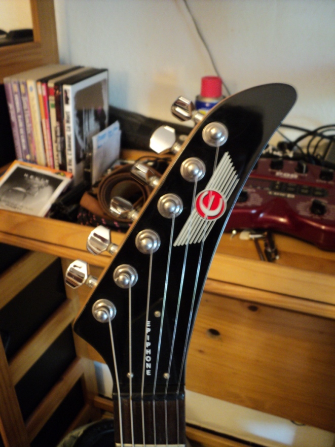 Photo Epiphone DemonV Epiphone E SERIES DEMON FLYING V RED SPARKLE