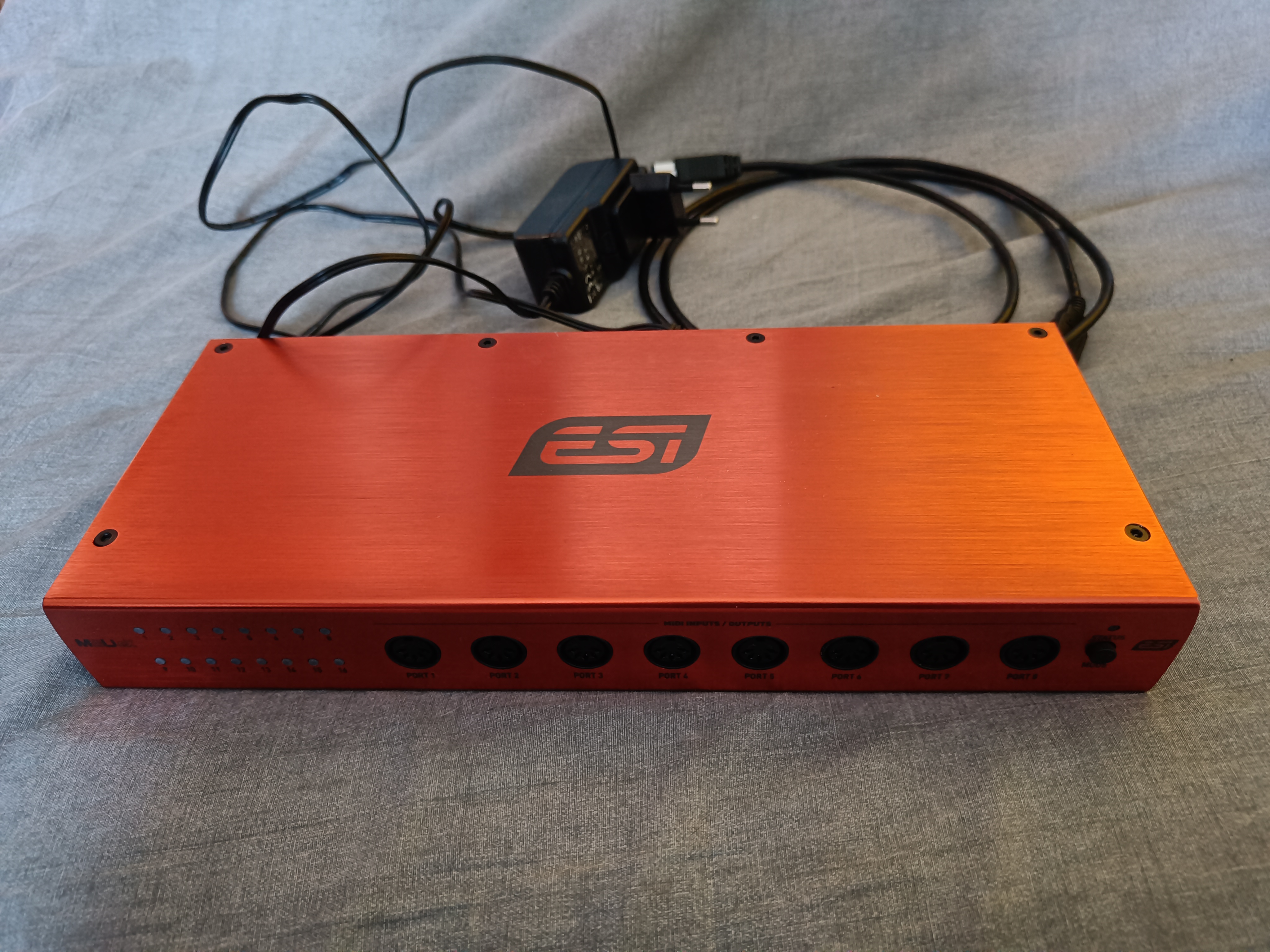 IN OUT兼用で使える16ポートを備えたUSB 3.0 MIDIインターフェース ESI Audiotechnik M8U eX 新品同様