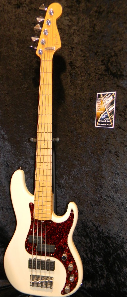 fender-american-deluxe-precision-bass-v-black-maple-621811.jpg