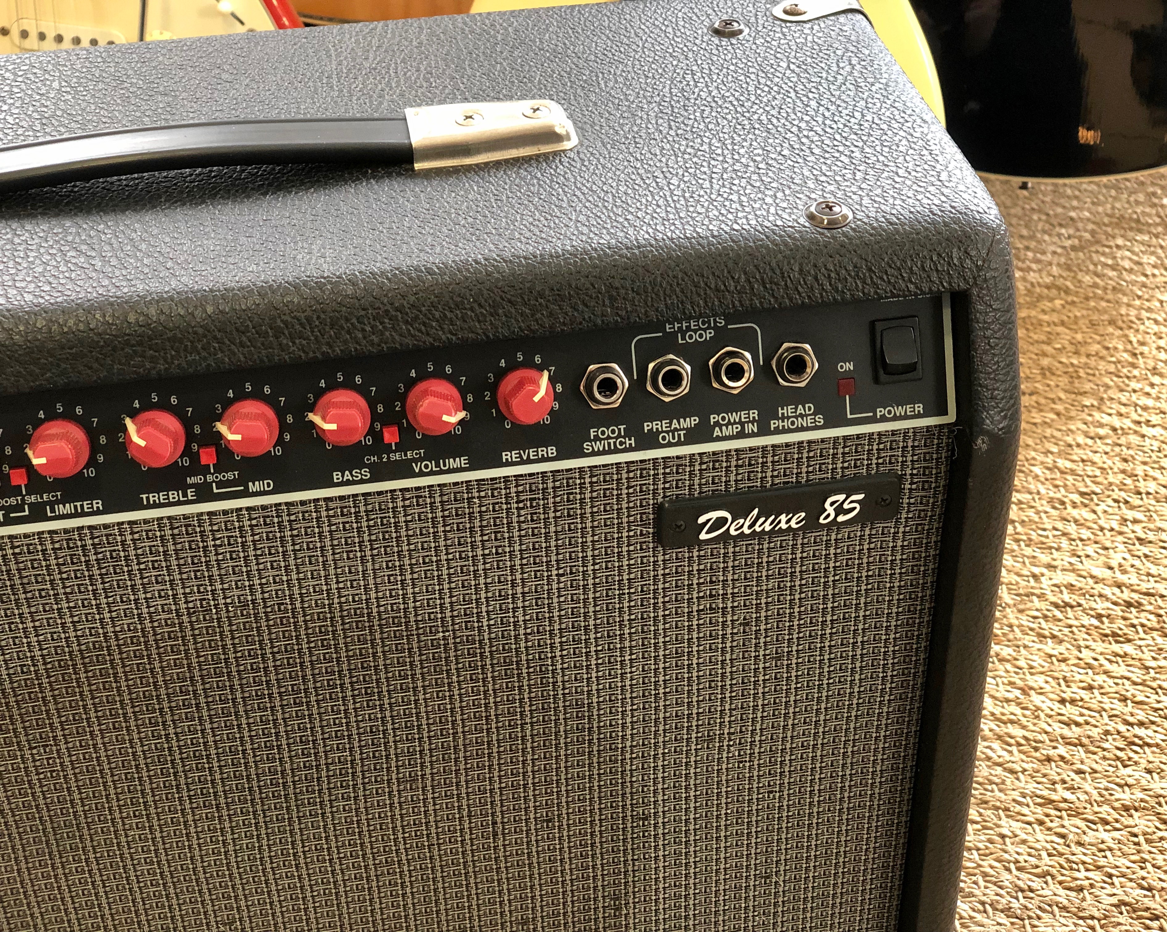 新しいブランド Fender Deluxe 85 ギターアンプ 動作確認済 ロー音