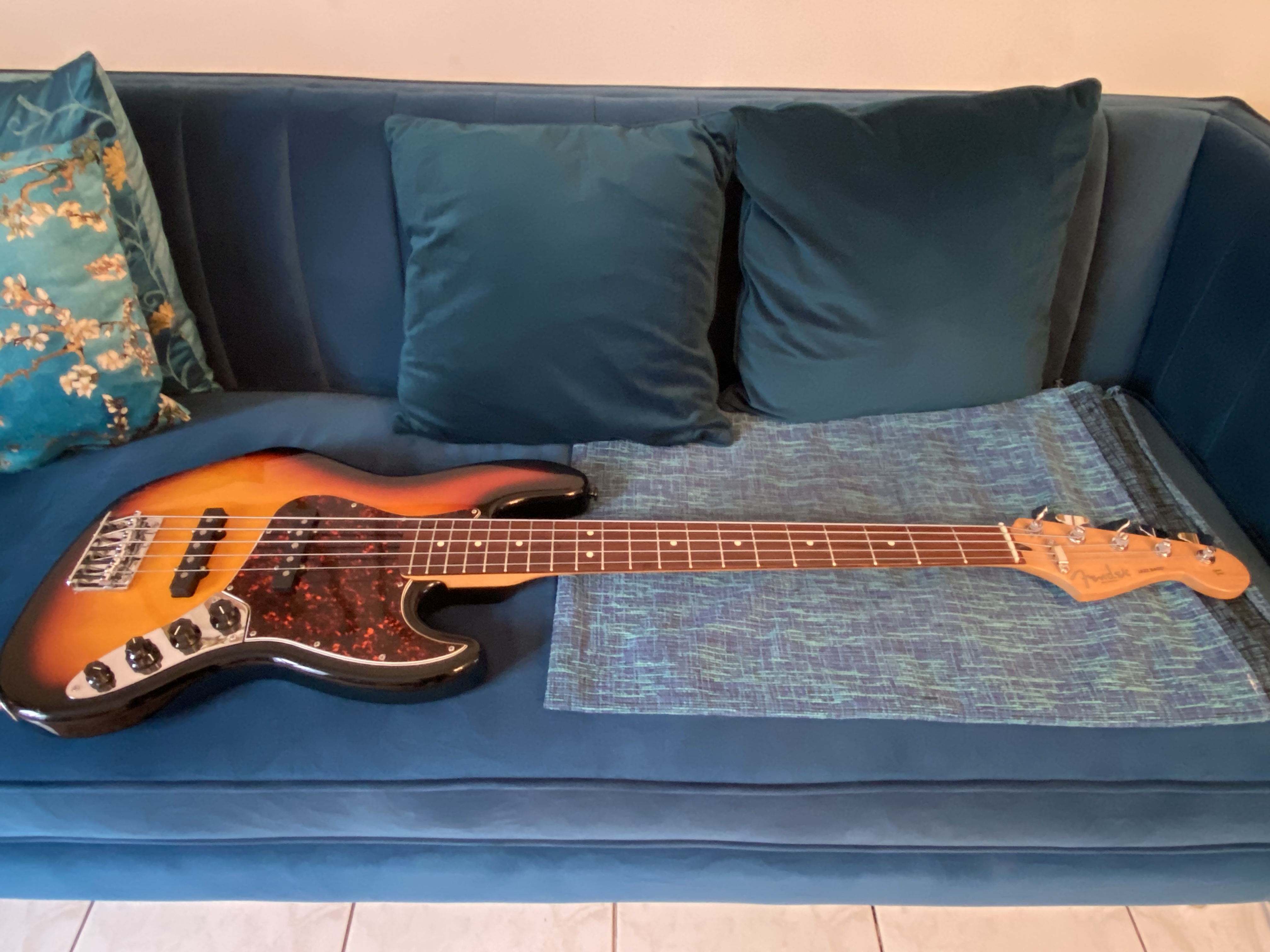 Deluxe Active Jazz Bass V 2004 Current Fender Audiofanzine