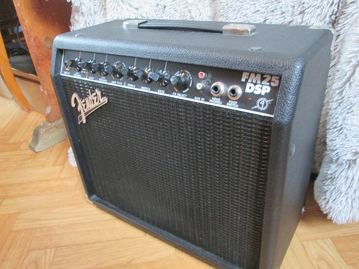 Photo Fender FM 25DSP Fender FM 25DSP (78445) (857270) Audiofanzine