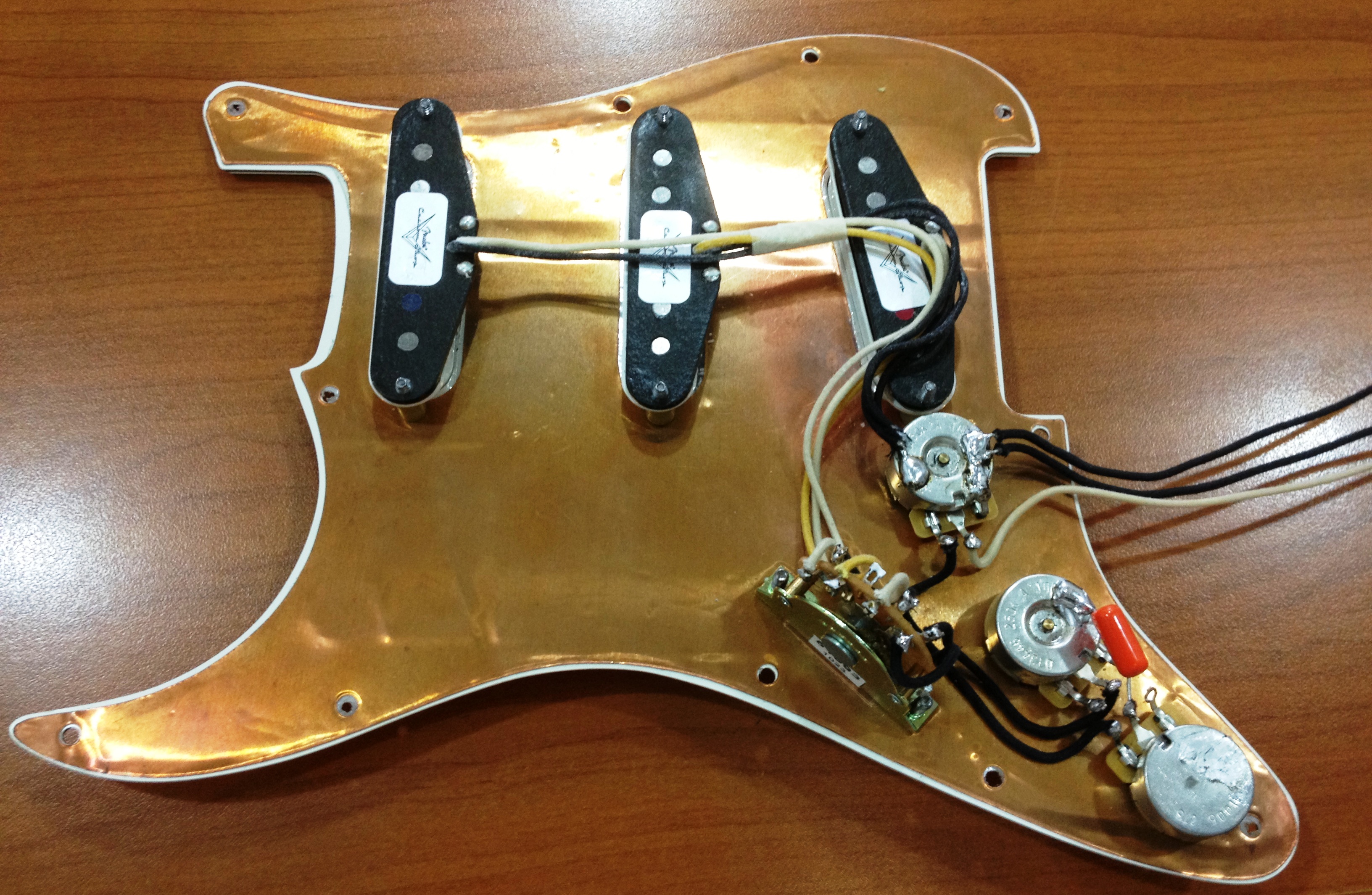 Photo Fender Loaded Pickguard Fender pickguard (532137) Audiofanzine