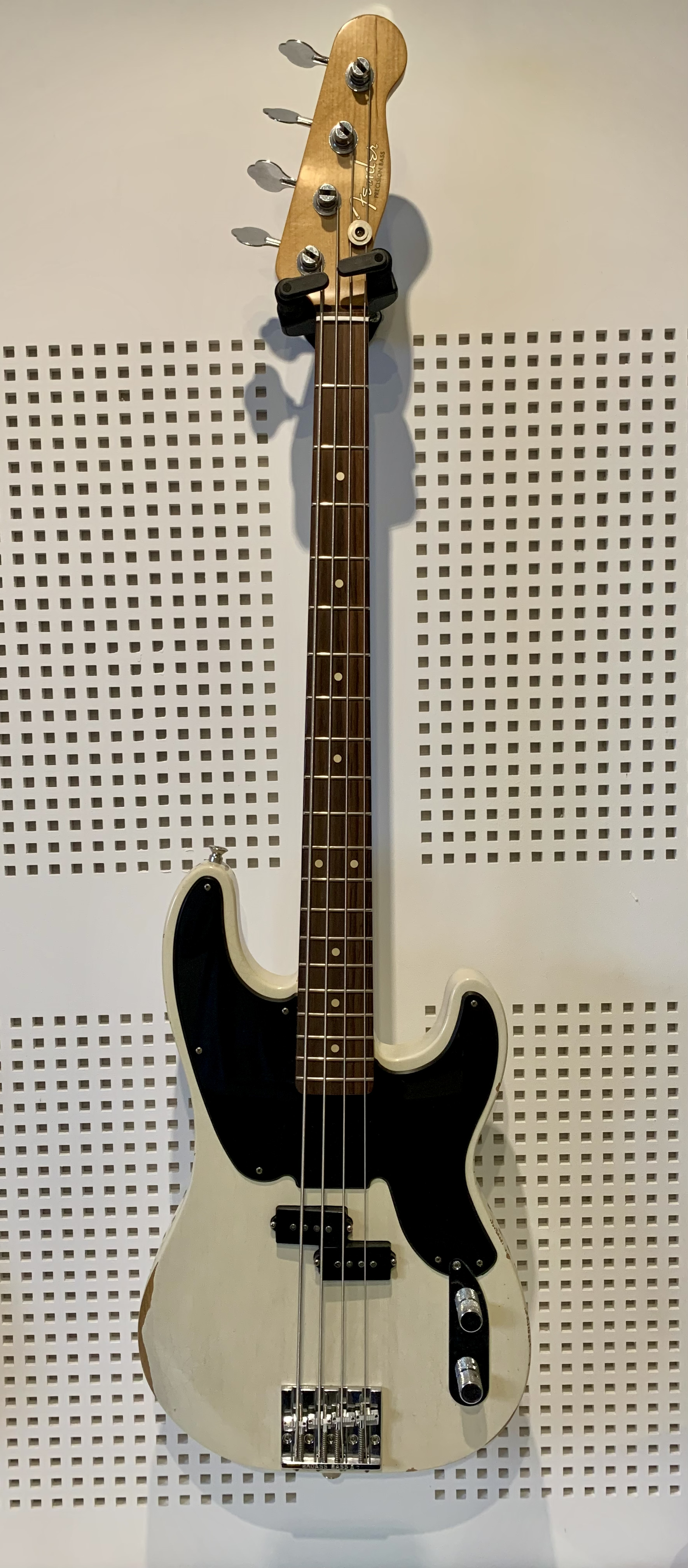 Mike Dirnt Road Worn Precision Bass Fender - Audiofanzine