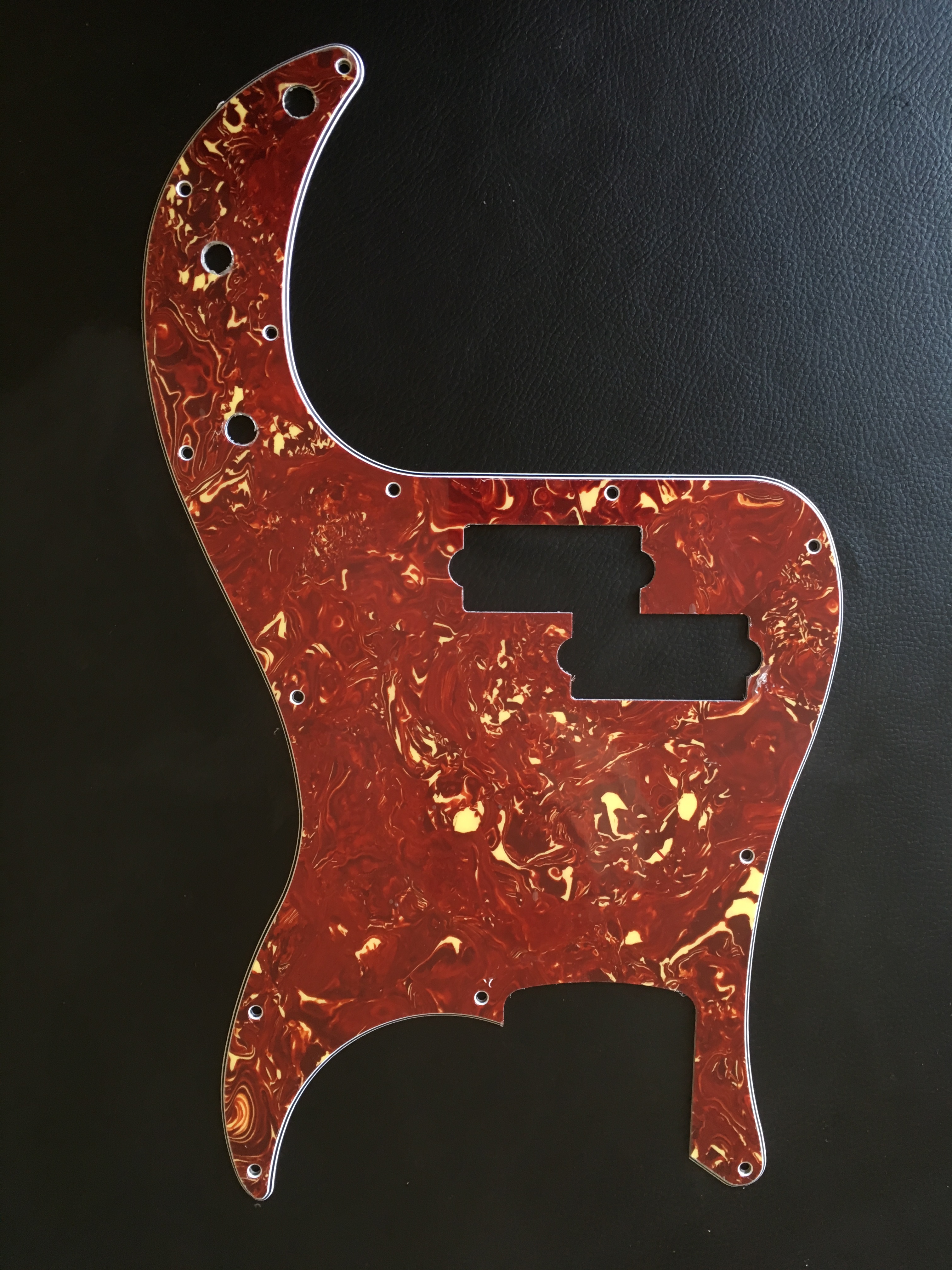 Pickguard Precision Bass (13 Hole 4 Ply) Fender Audiofanzine