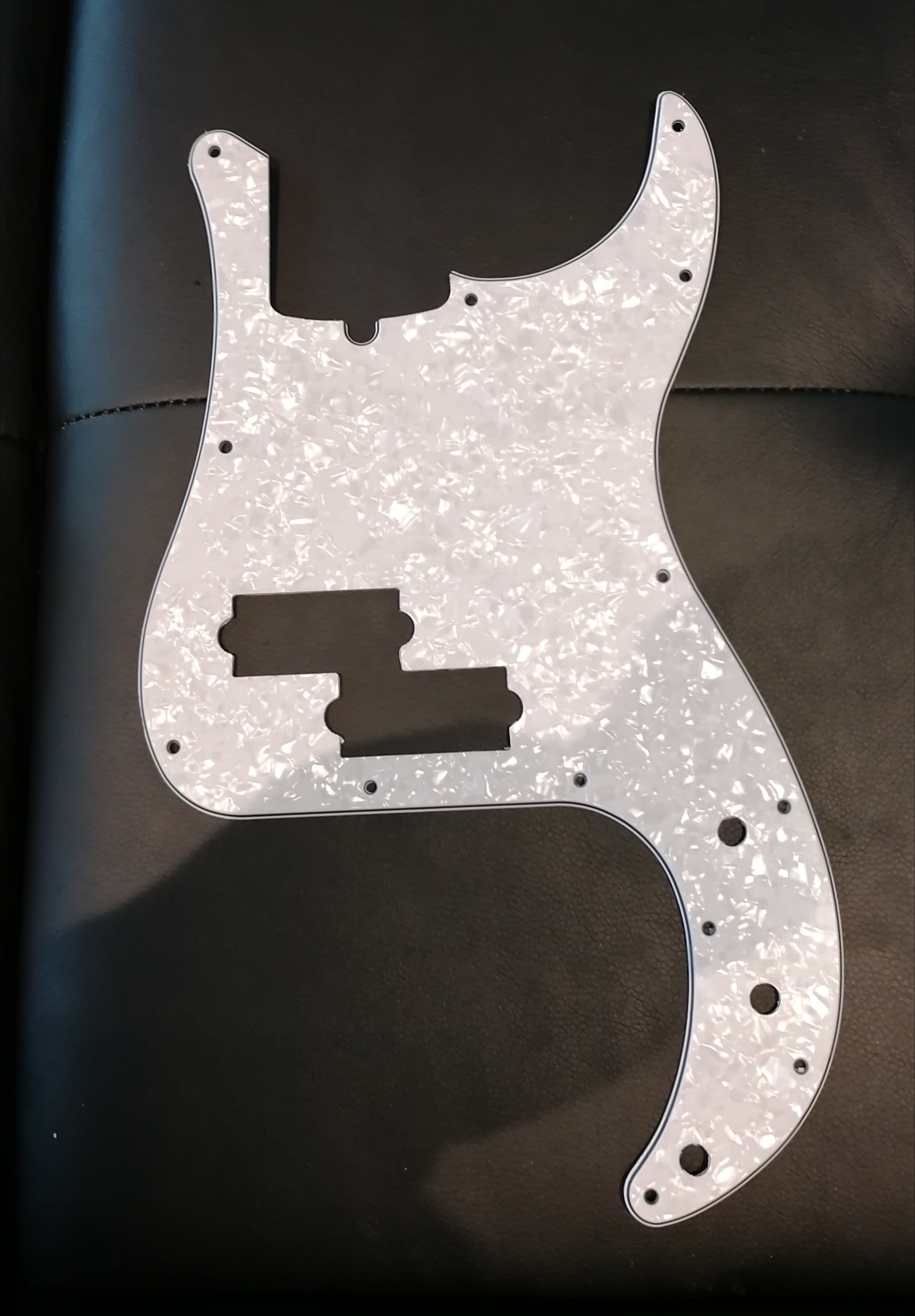 Pickguard Precision Bass Fender Pickguard Precision Bass Audiofanzine