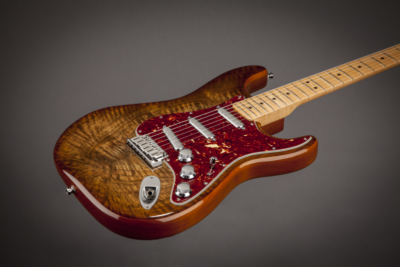 Fender Walnut Top Artisan Stratocaster image (815321) Audiofanzine