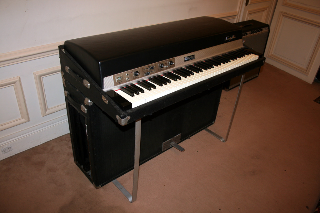 Photo Fender Rhodes Mark I Suitcase Piano : Fender Rhodes Suitcase 73 ...