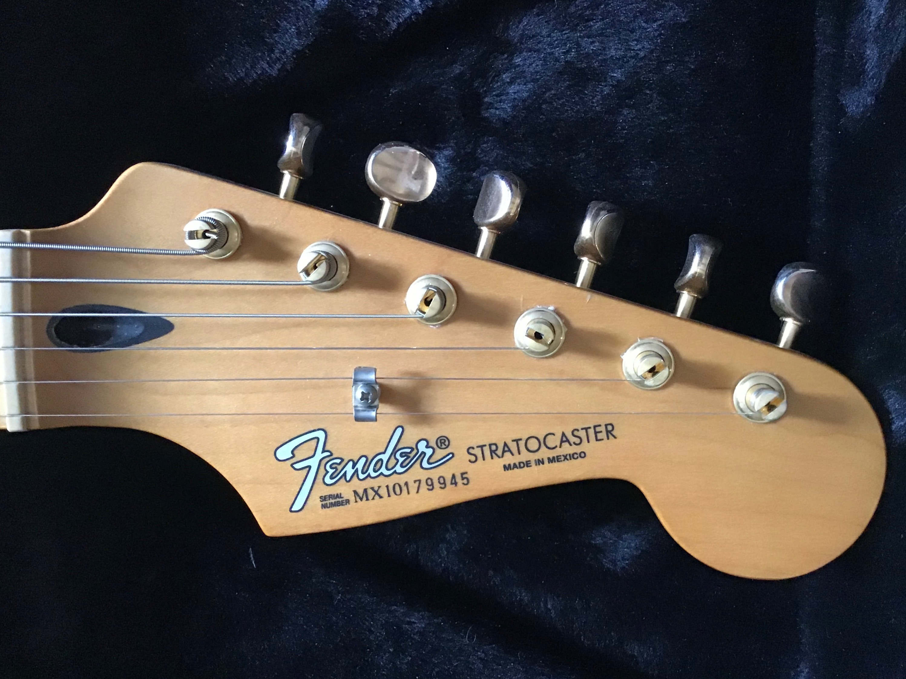 stratocaster-made-in-mexico-squier-series-fender-audiofanzine